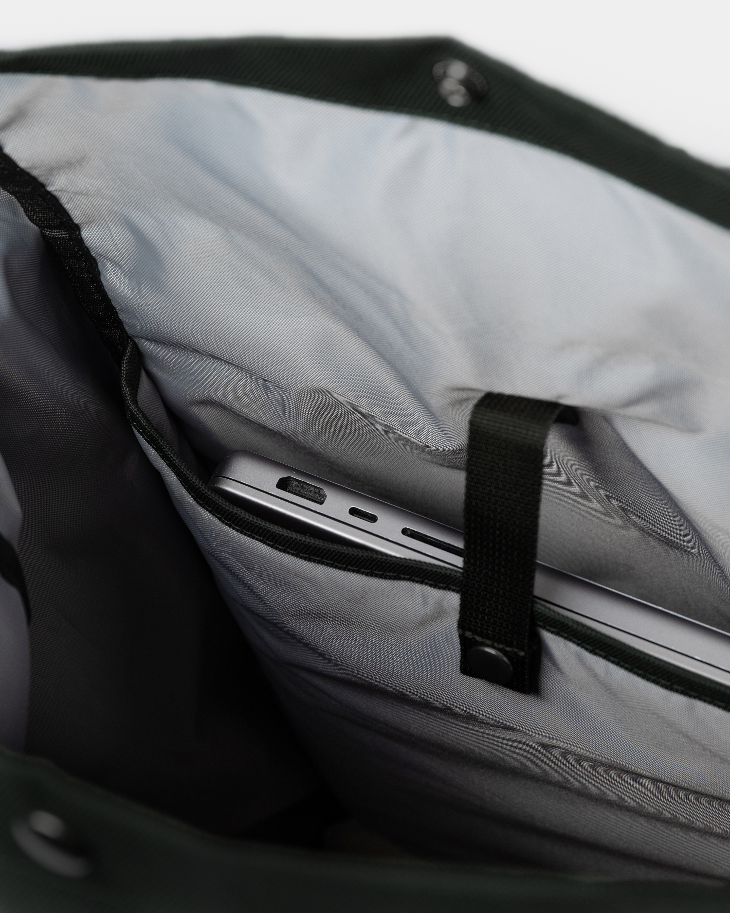 GROUND Rolltop Backpack L är i färgen svart (4 av 12)