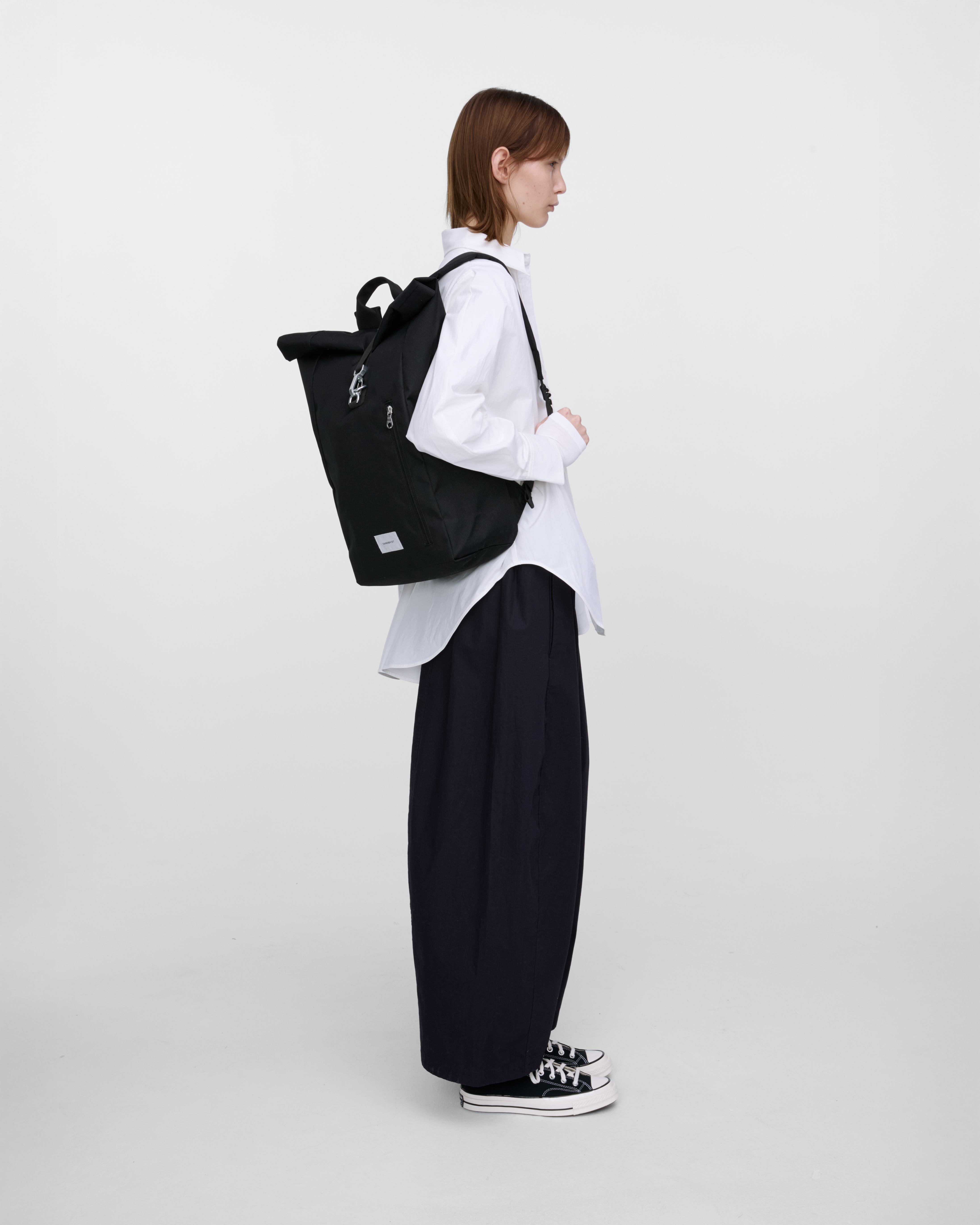 GROUND Rolltop Backpack L är i färgen svart (11 av 12)