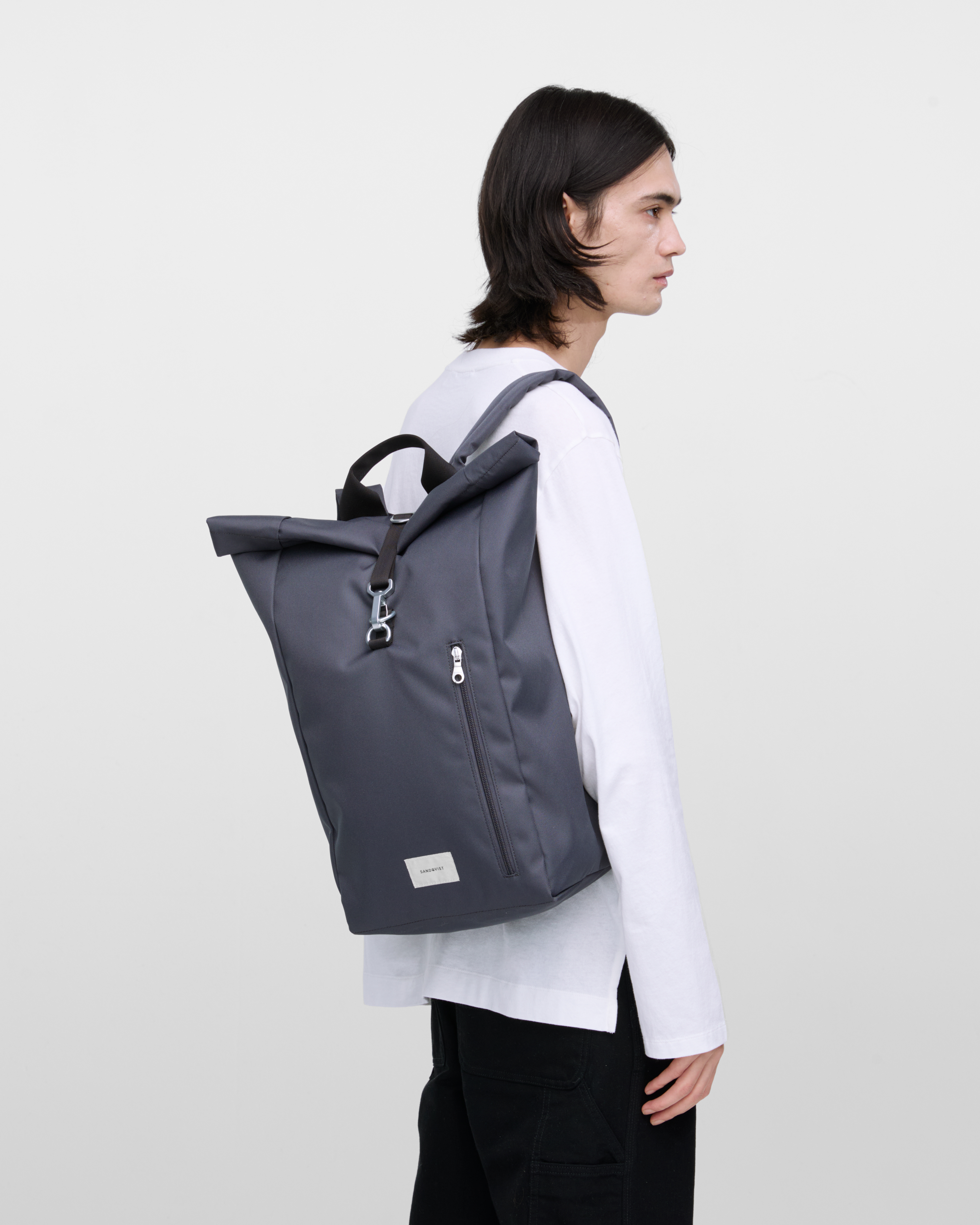 GROUND Rolltop backpack L is in color asphalt (6 of 9)