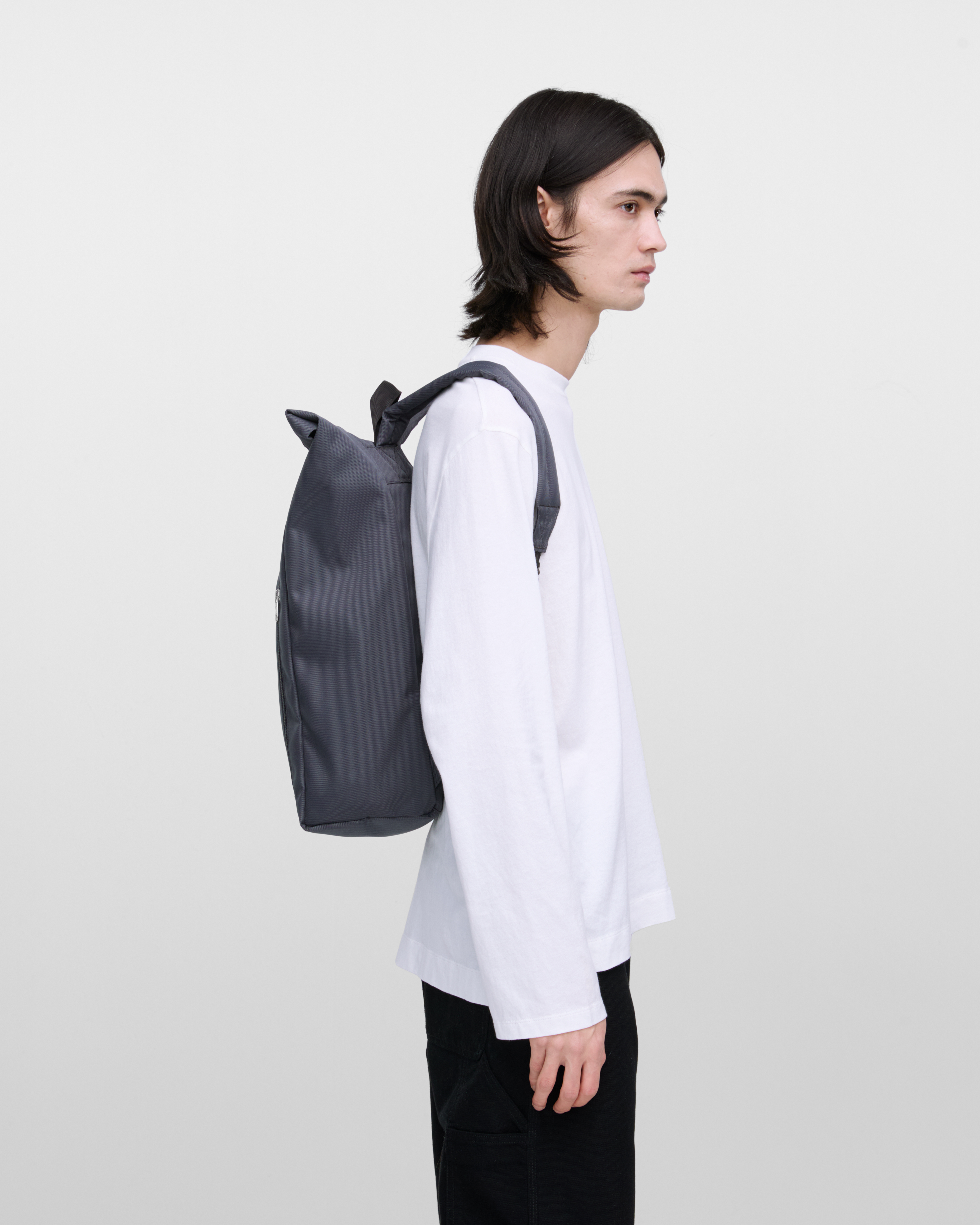 GROUND Rolltop backpack L is in color asphalt (7 of 9)