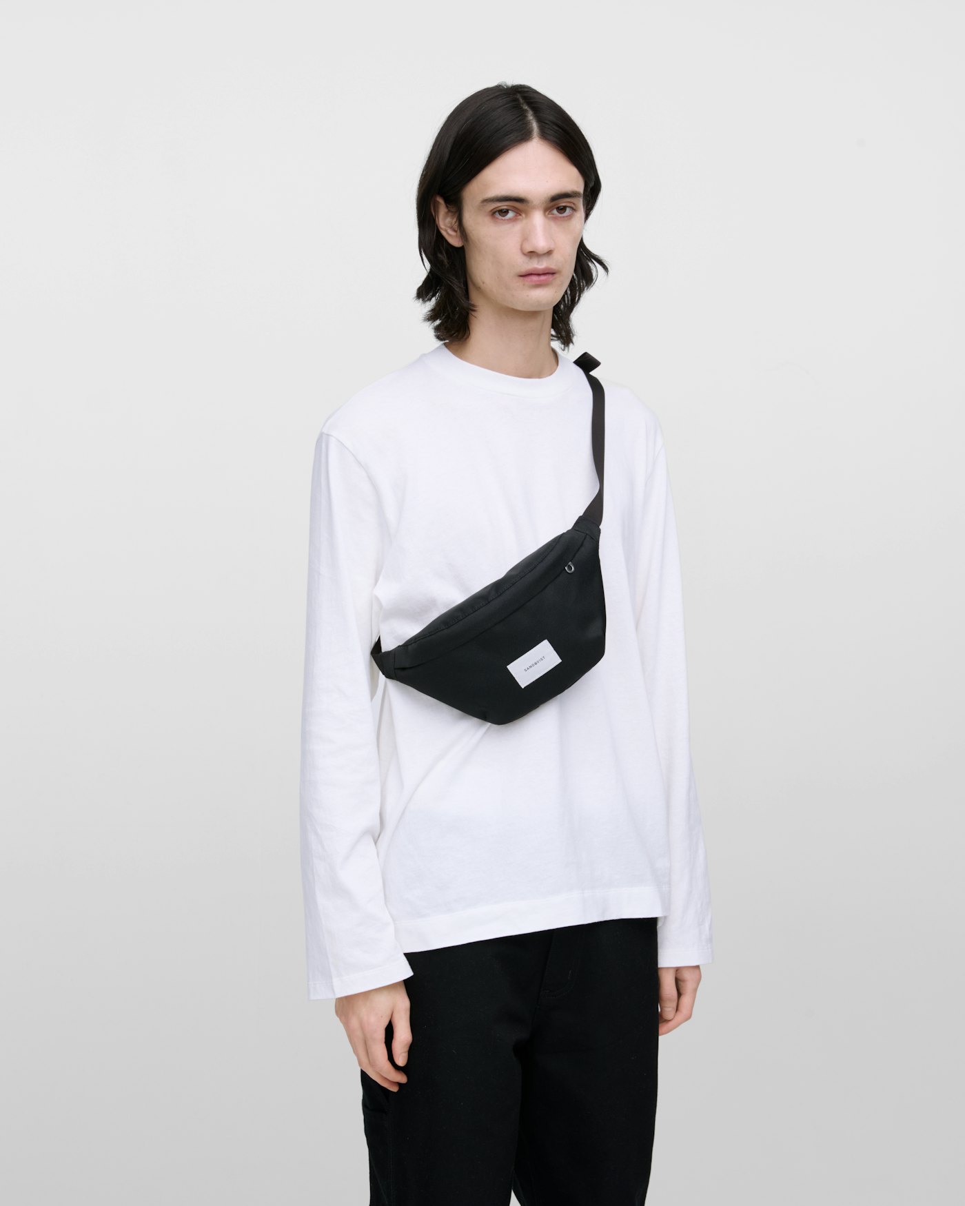 GROUND crossbody bag is in color black (8 of 11)