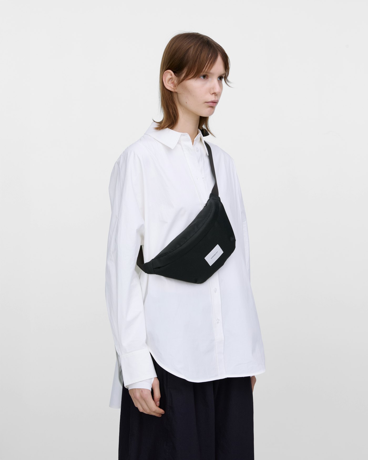 GROUND crossbody bag is in color black (10 of 11)