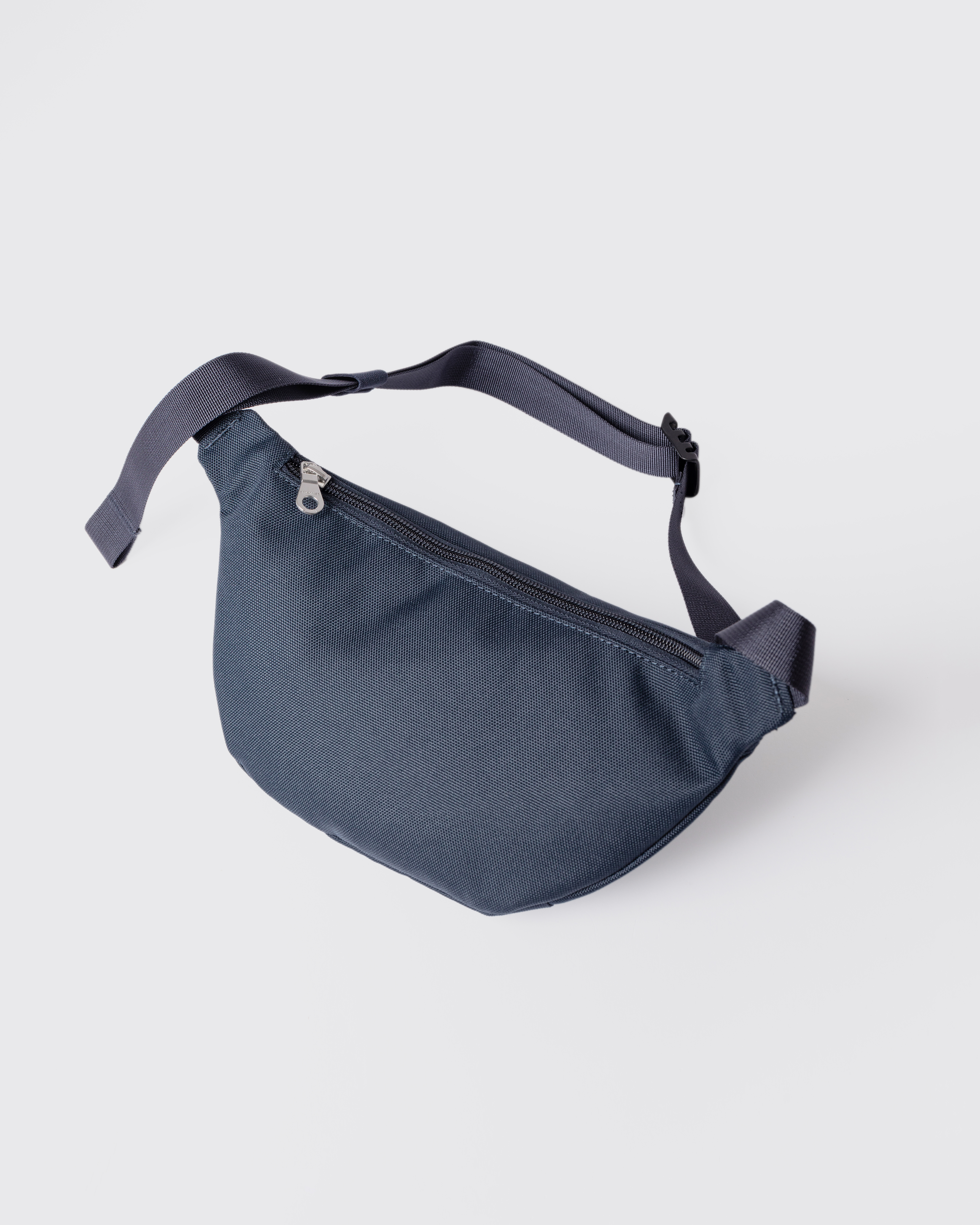 GROUND crossbody bag är i färgen navy (2 av 7)