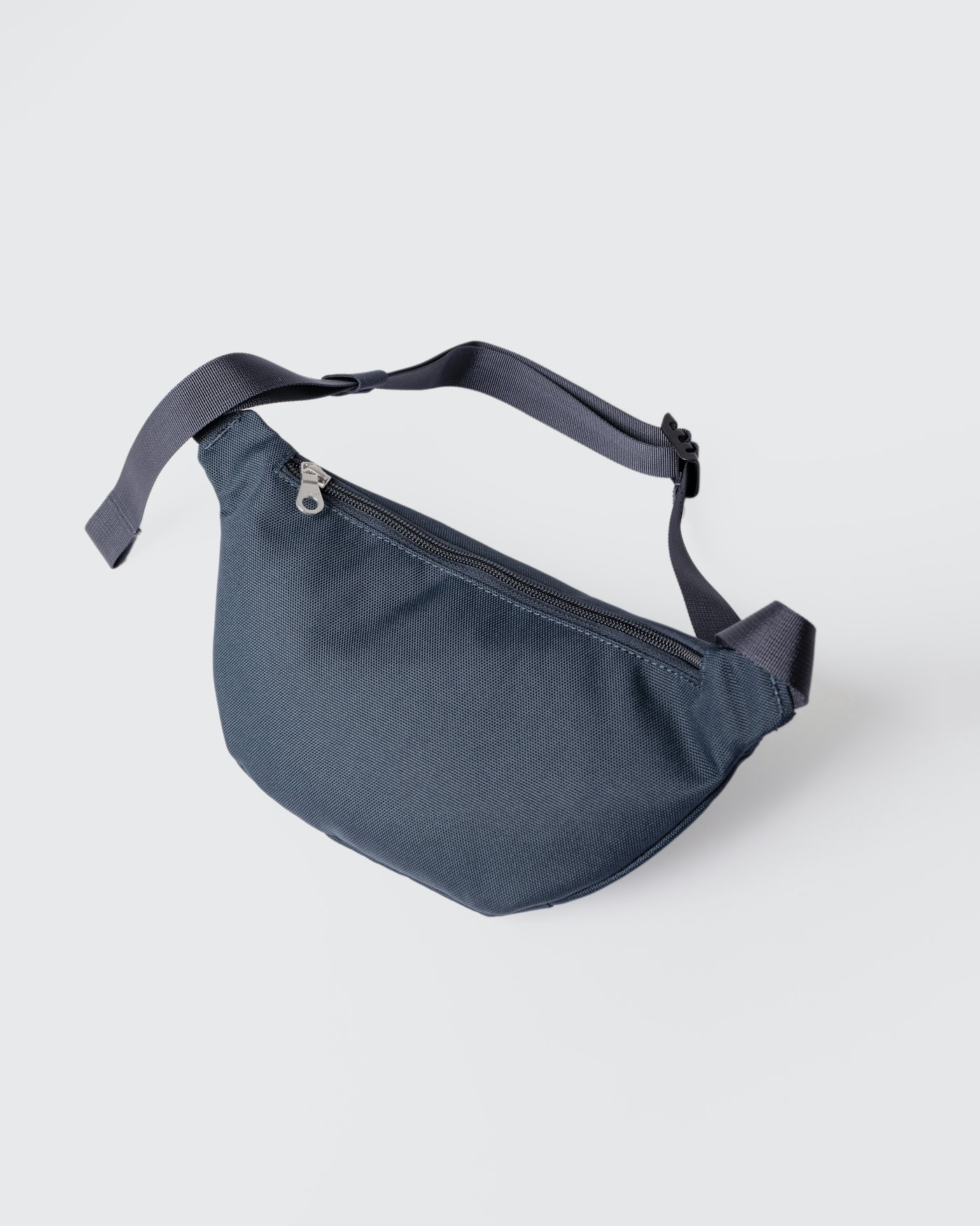 GROUND crossbody bag är i färgen navy (2 av 7)