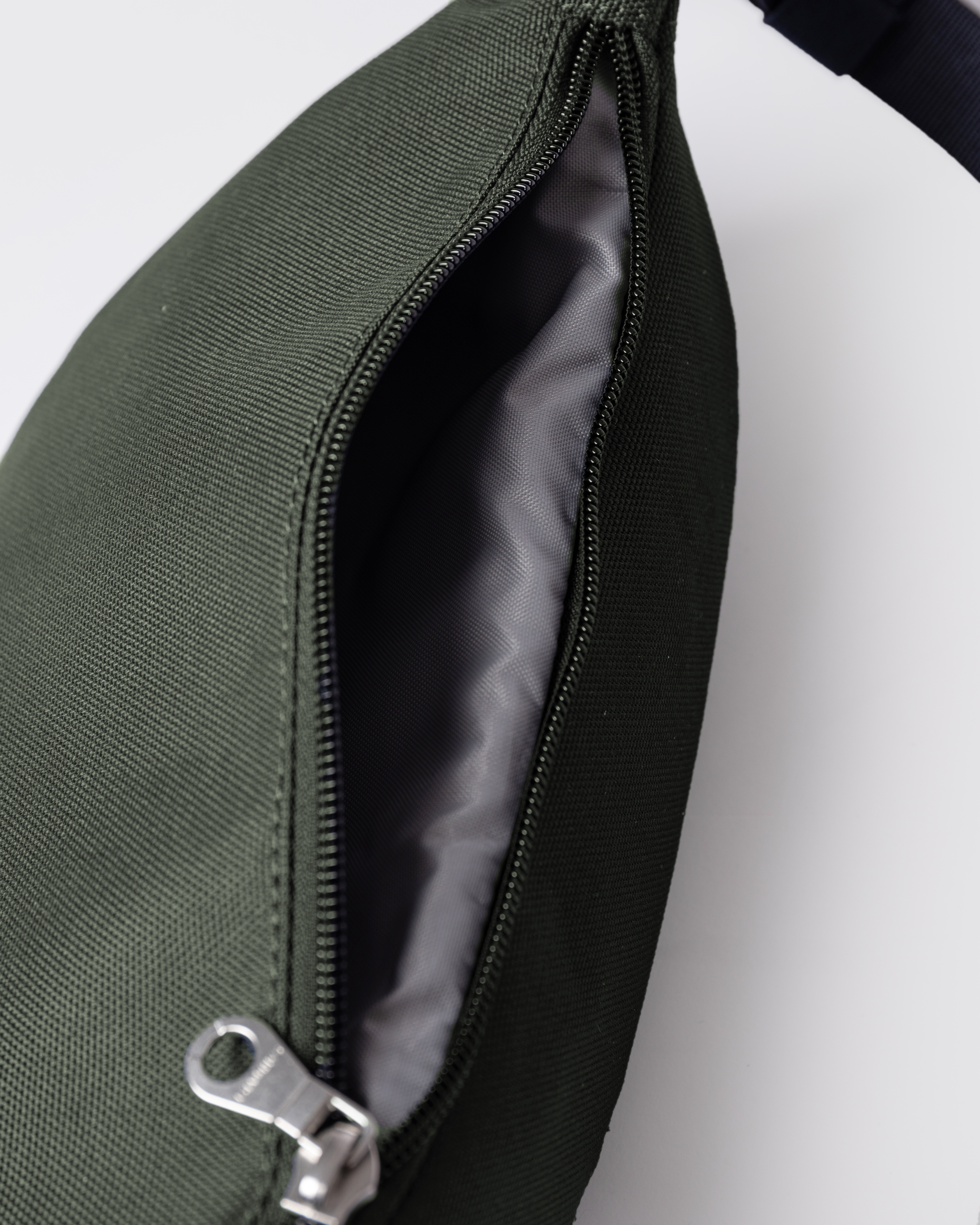 GROUND crossbody bag är i färgen dawn green (7 av 9)