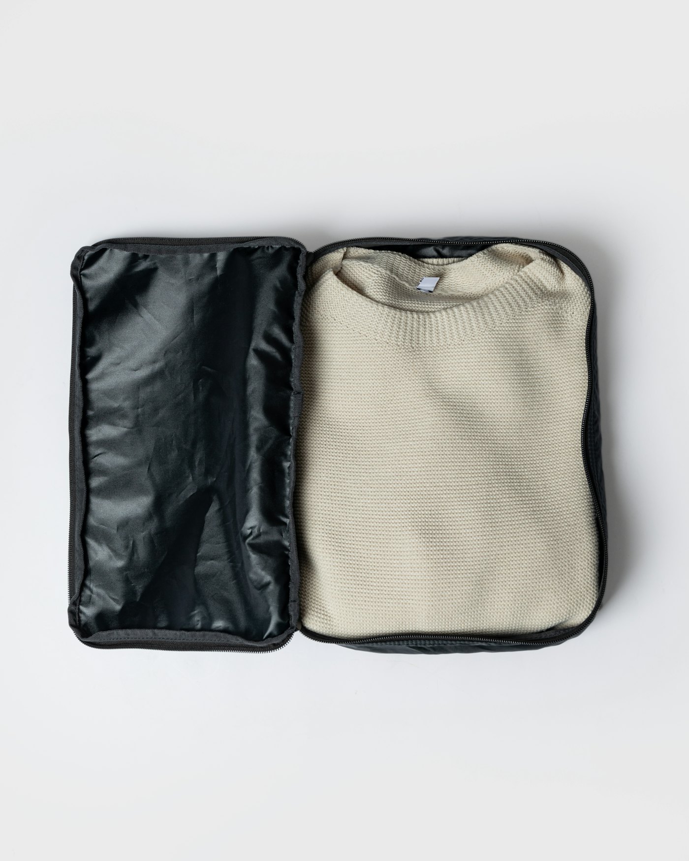 ITEMS Packing Cube M is in color black (4 of 6)