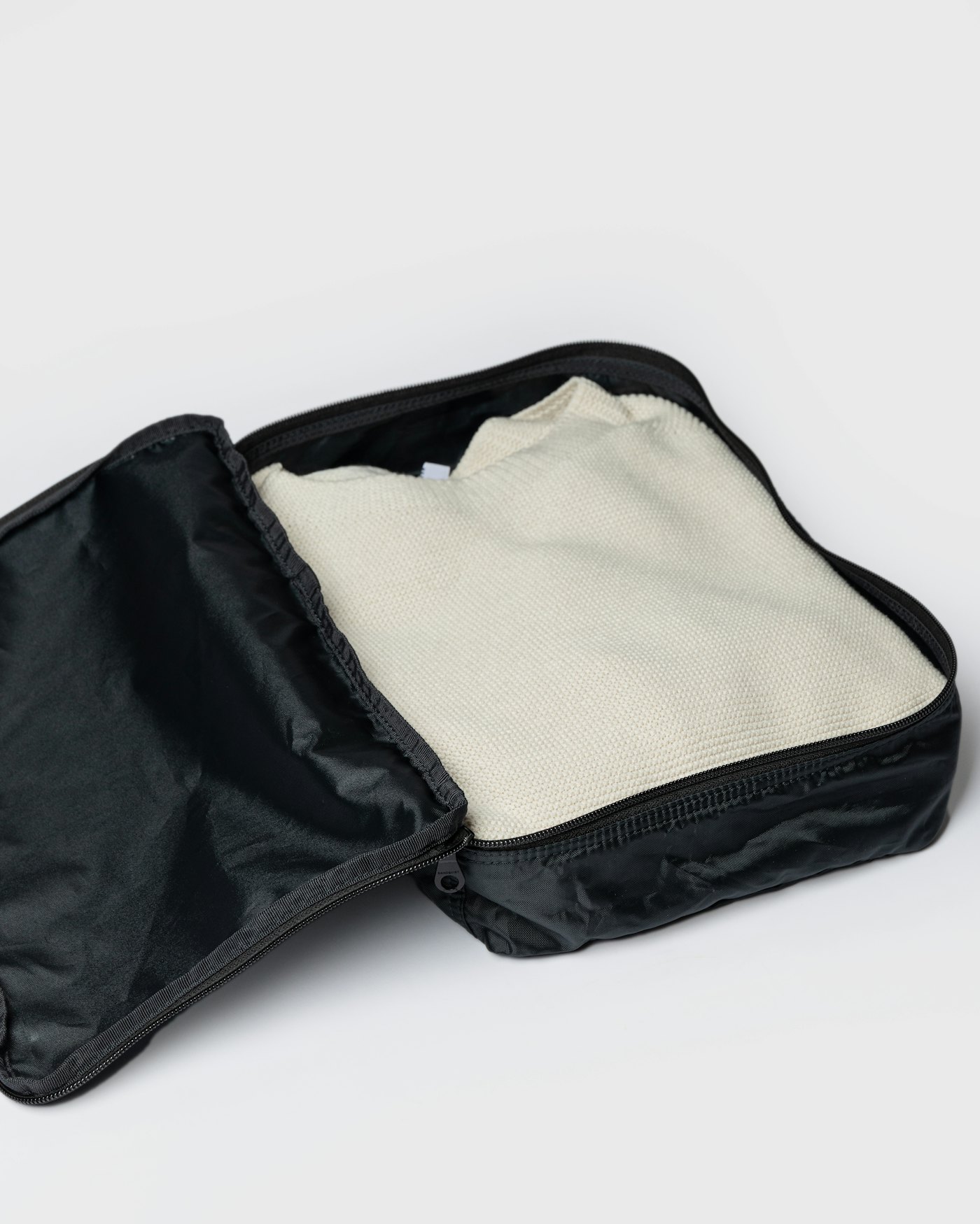 ITEMS Packing Cube M is in color black (5 of 6)