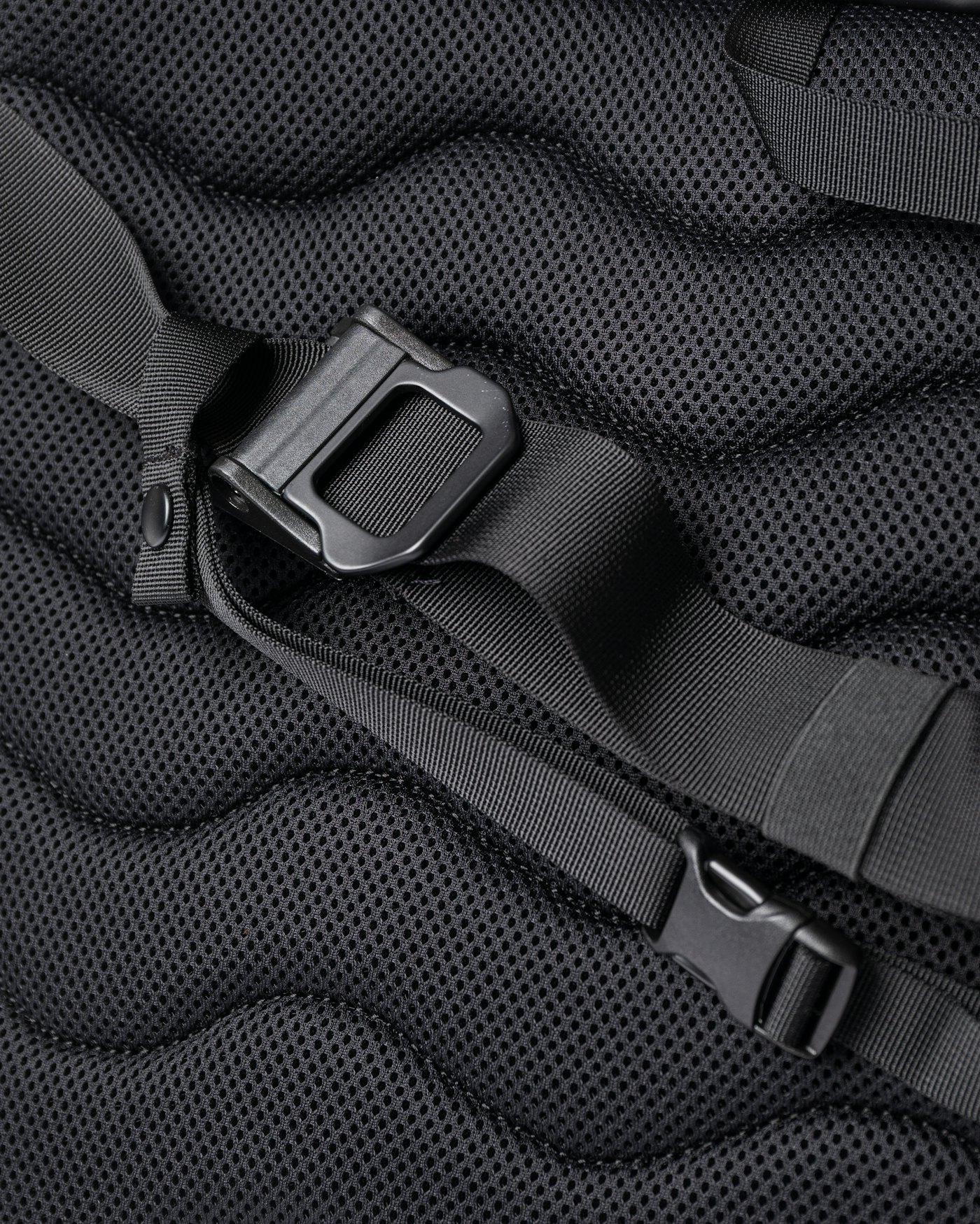 Stream Messenger is in color black (5 of 16)
