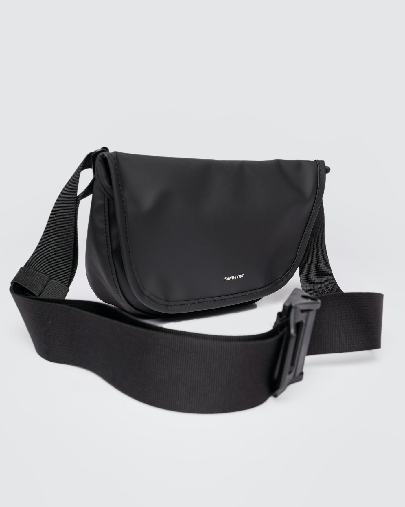 Stream messenger mini is in color black (2 of 12)