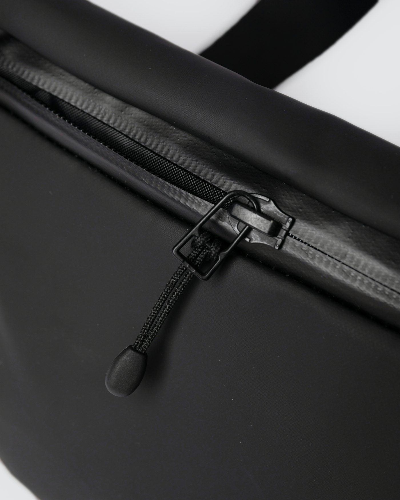 Stream messenger mini is in color black (4 of 12)