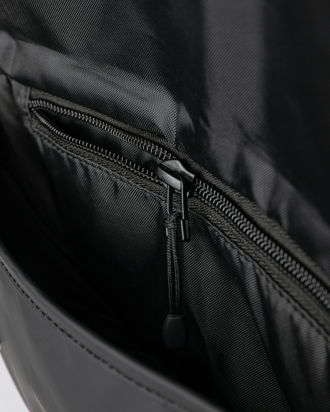 Stream messenger mini is in color black (5 of 12)