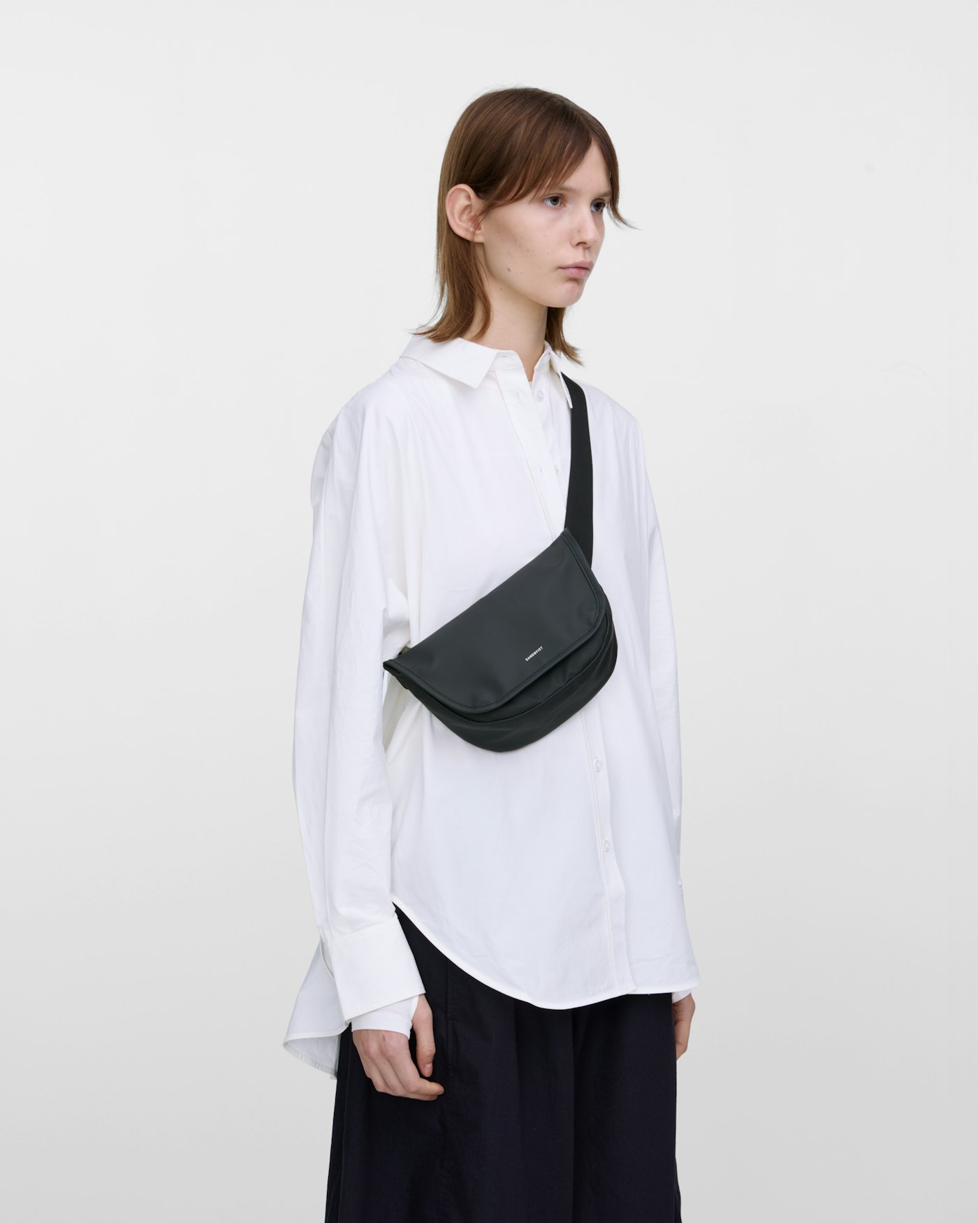 Stream messenger mini is in color black (8 of 12)