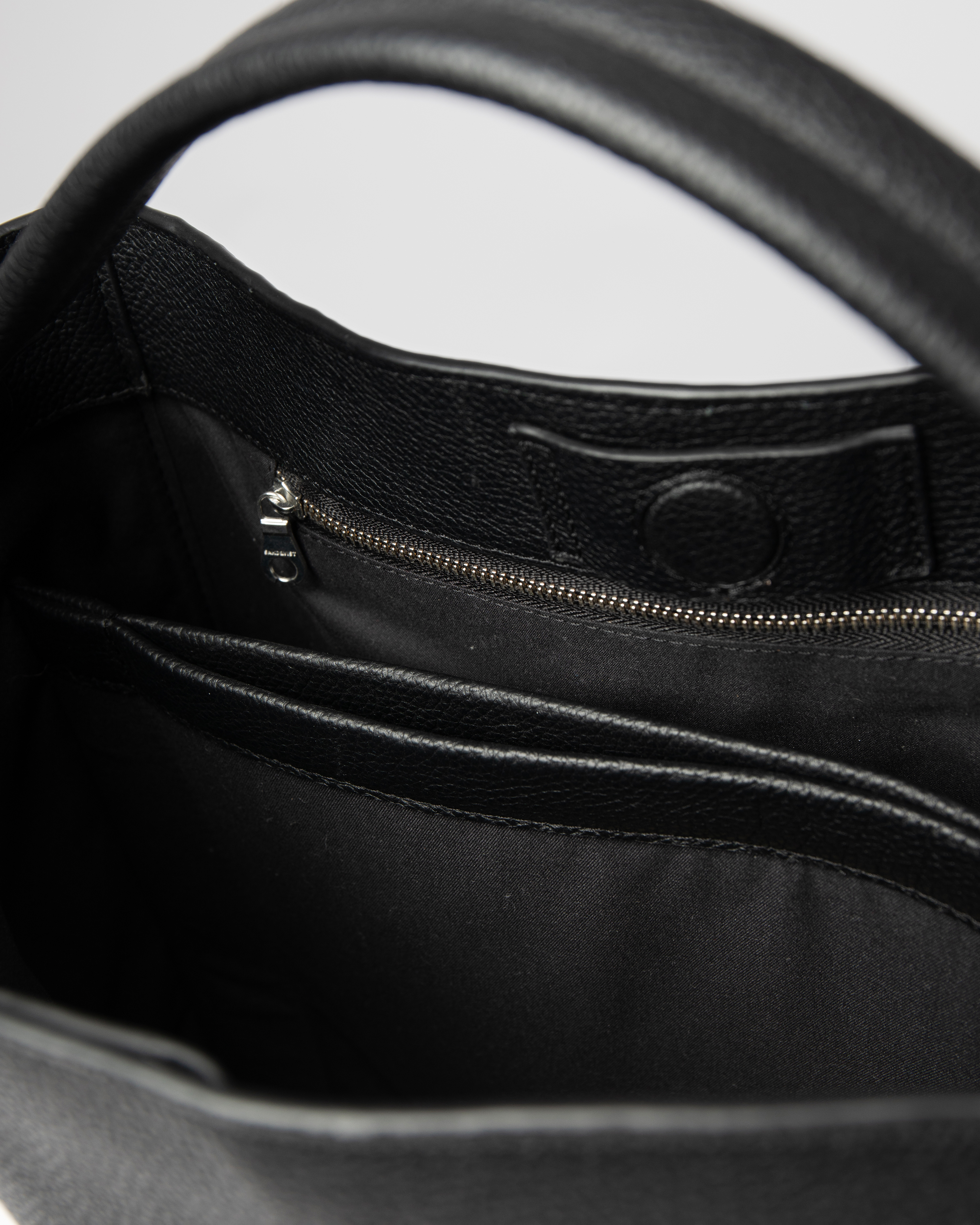 ショルダーバッグ IONSEOUL Hard Core Leather Tote Bag JE1110 IONSEOUL Hard Core Leather Tote Bag JE1110 (IONSEOUL