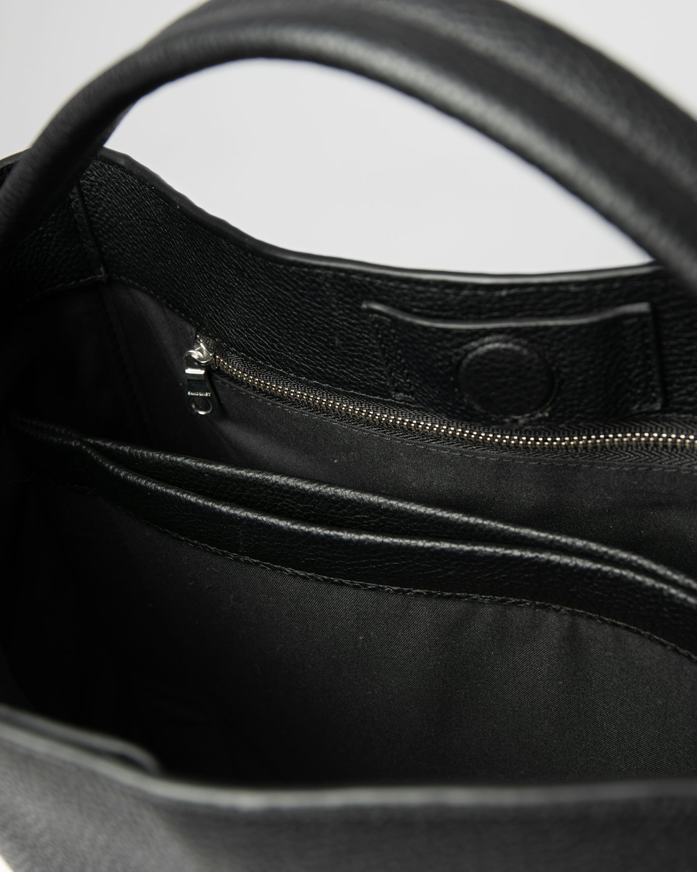 Agile Hobo Tote Bag ist farbig schwarz (4 oder 16)