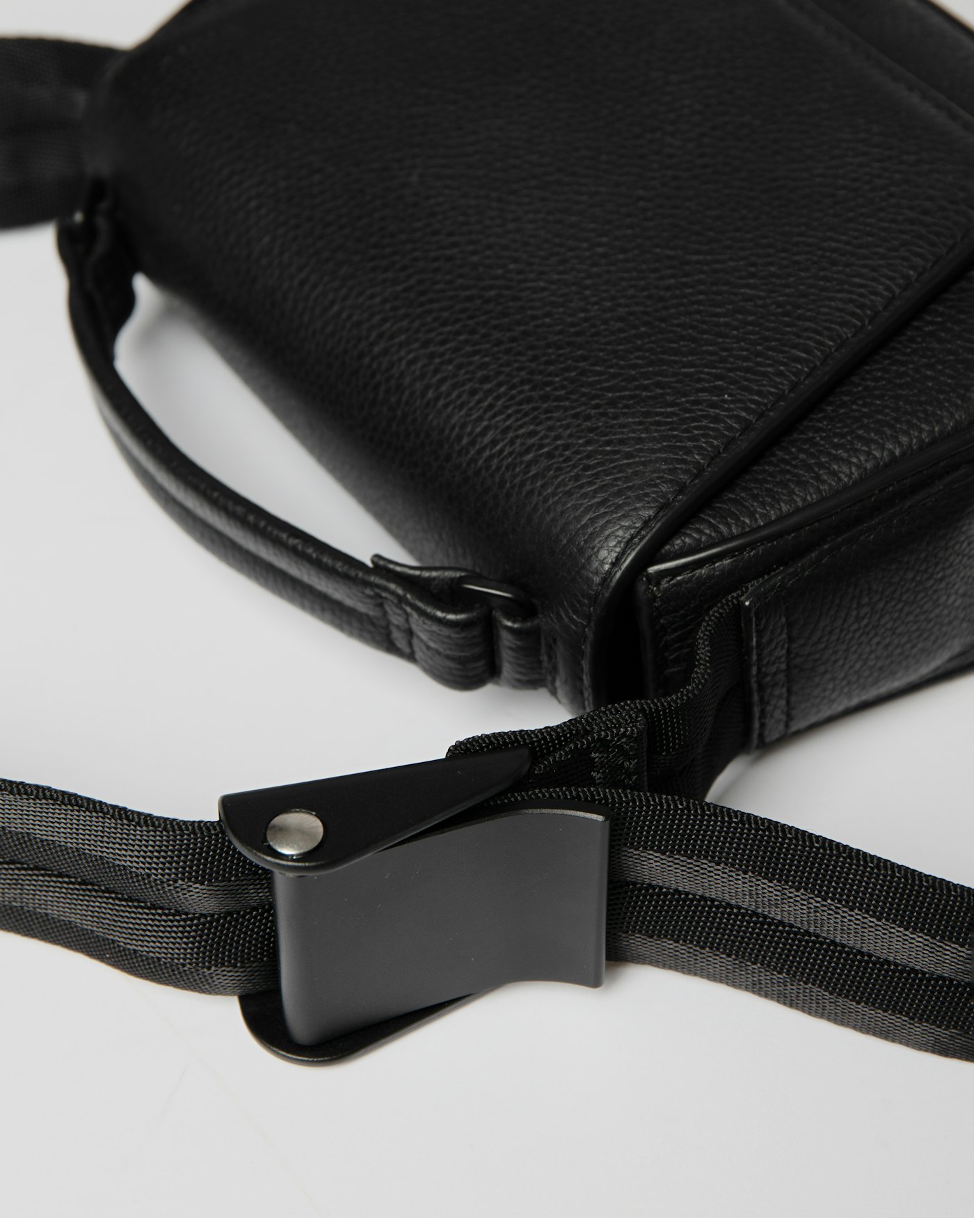 Agile Handle Crossbody Bag est en couleur noir (4 de 14)