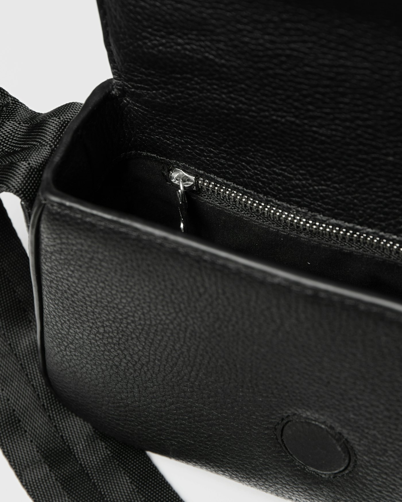 Agile Handle Crossbody Bag est en couleur noir (5 de 14)