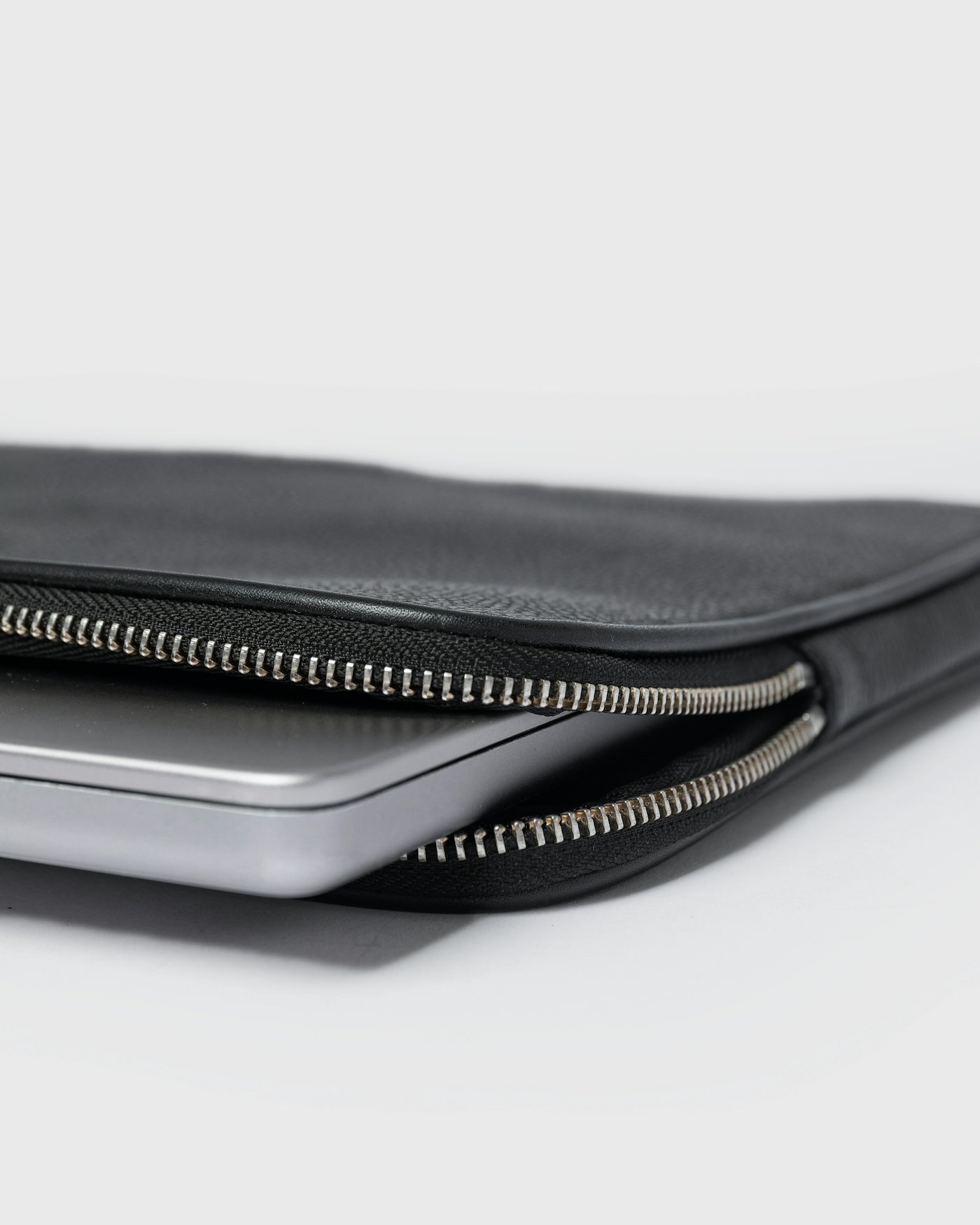 Leather Laptop Case 14” ist farbig schwarz (3 oder 3)