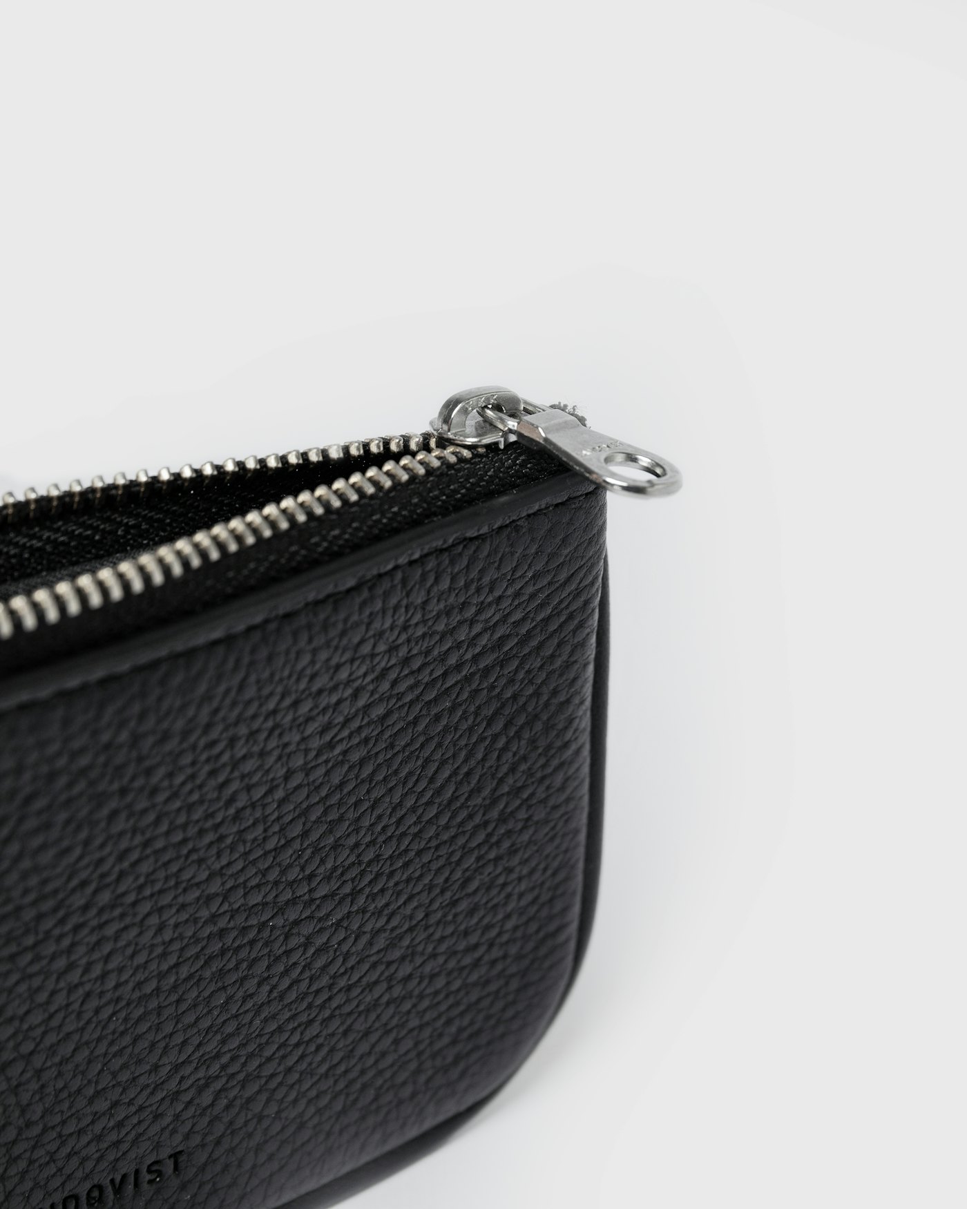 Leather Zip Wallet är i färgen svart (3 av 3)
