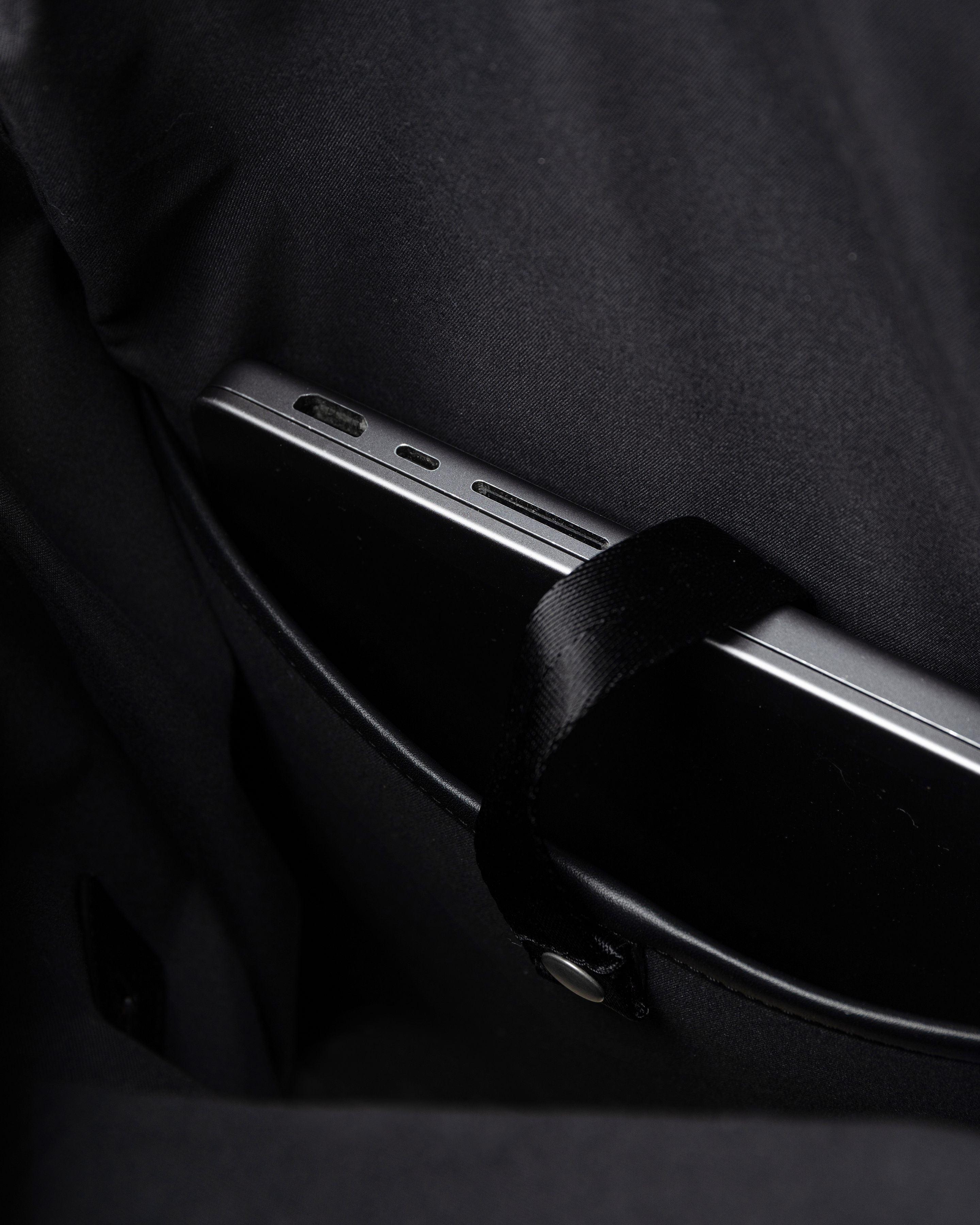 Leather rolltop backpack är i färgen svart (4 av 15)