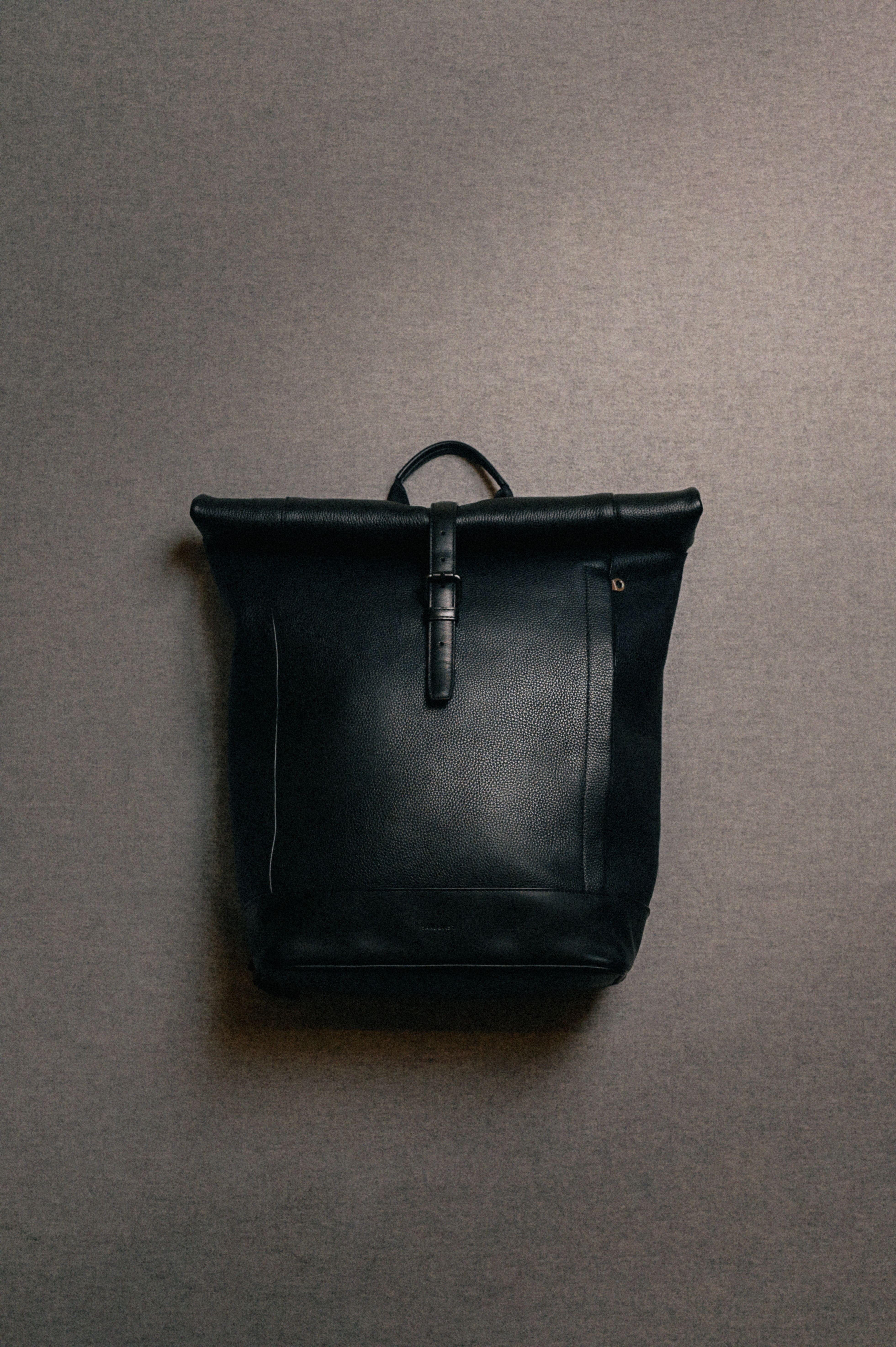 Leather rolltop backpack är i färgen svart (14 av 15)