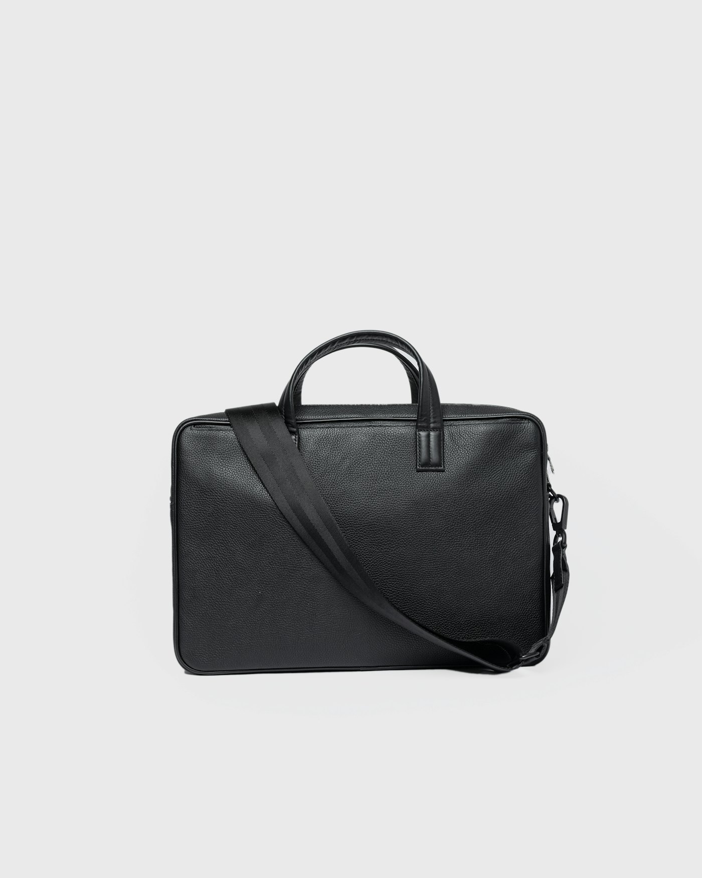 Leather briefcase ist farbig schwarz (3 oder 9)