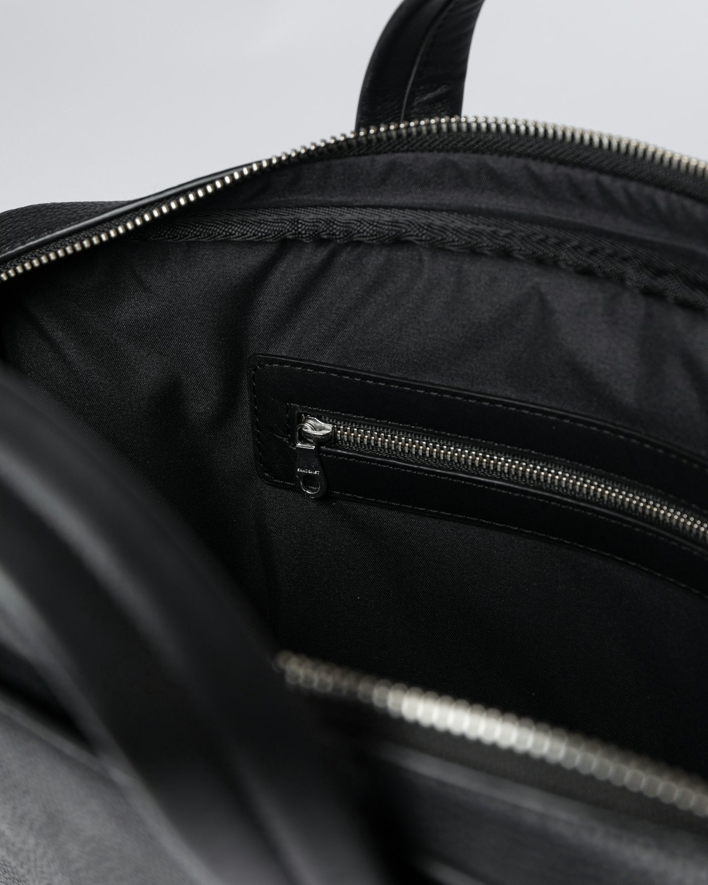 Leather briefcase ist farbig schwarz (5 oder 9)