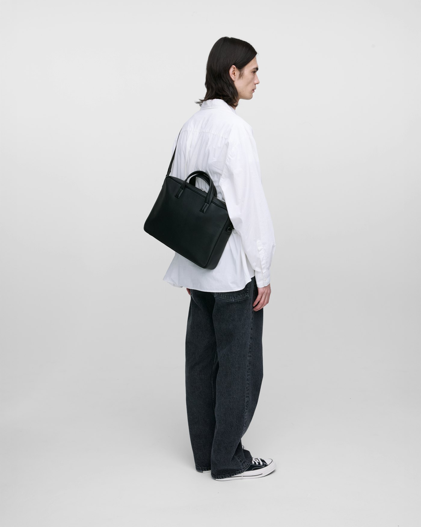 Leather briefcase ist farbig schwarz (9 oder 9)