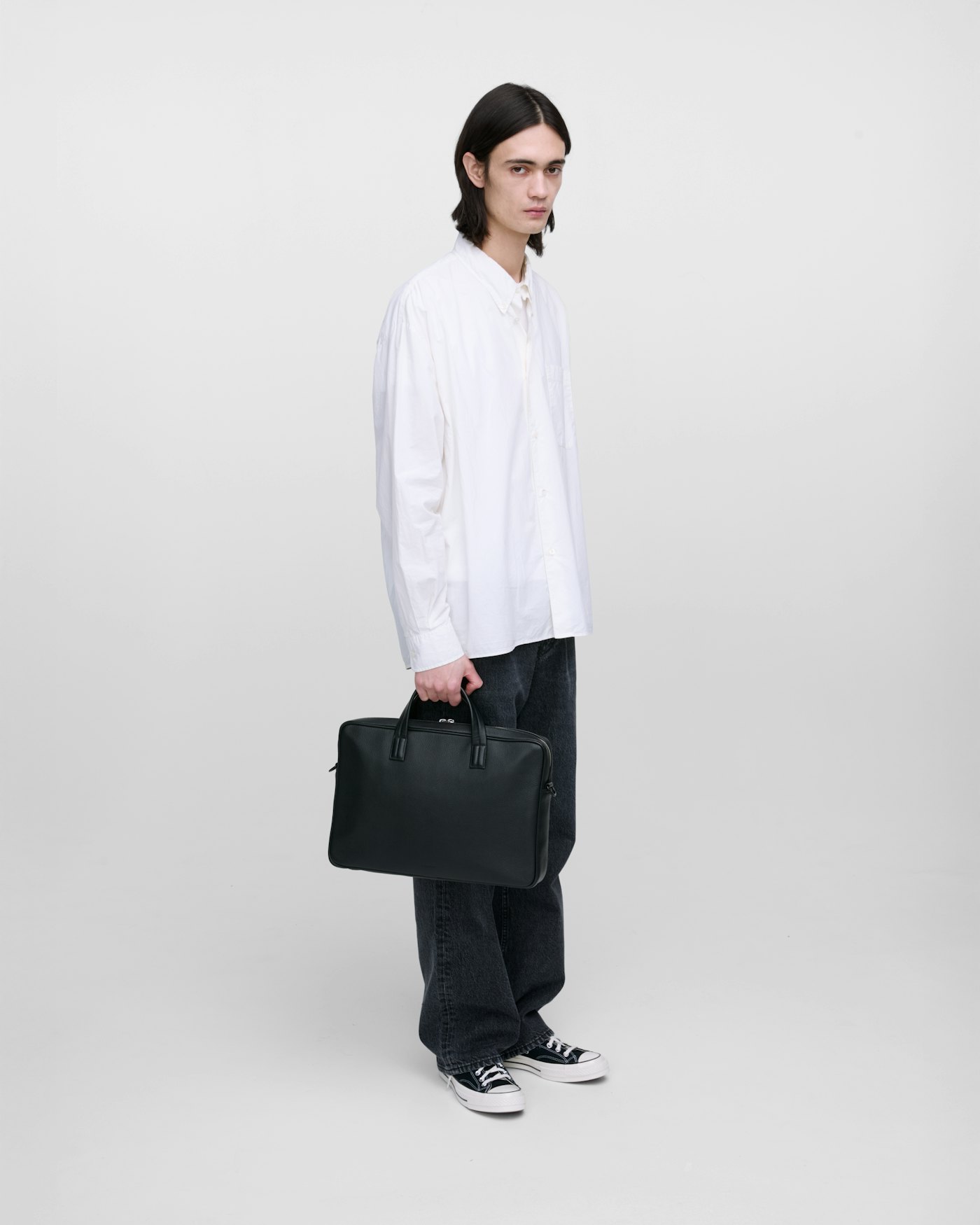 Leather briefcase ist farbig schwarz (8 oder 9)