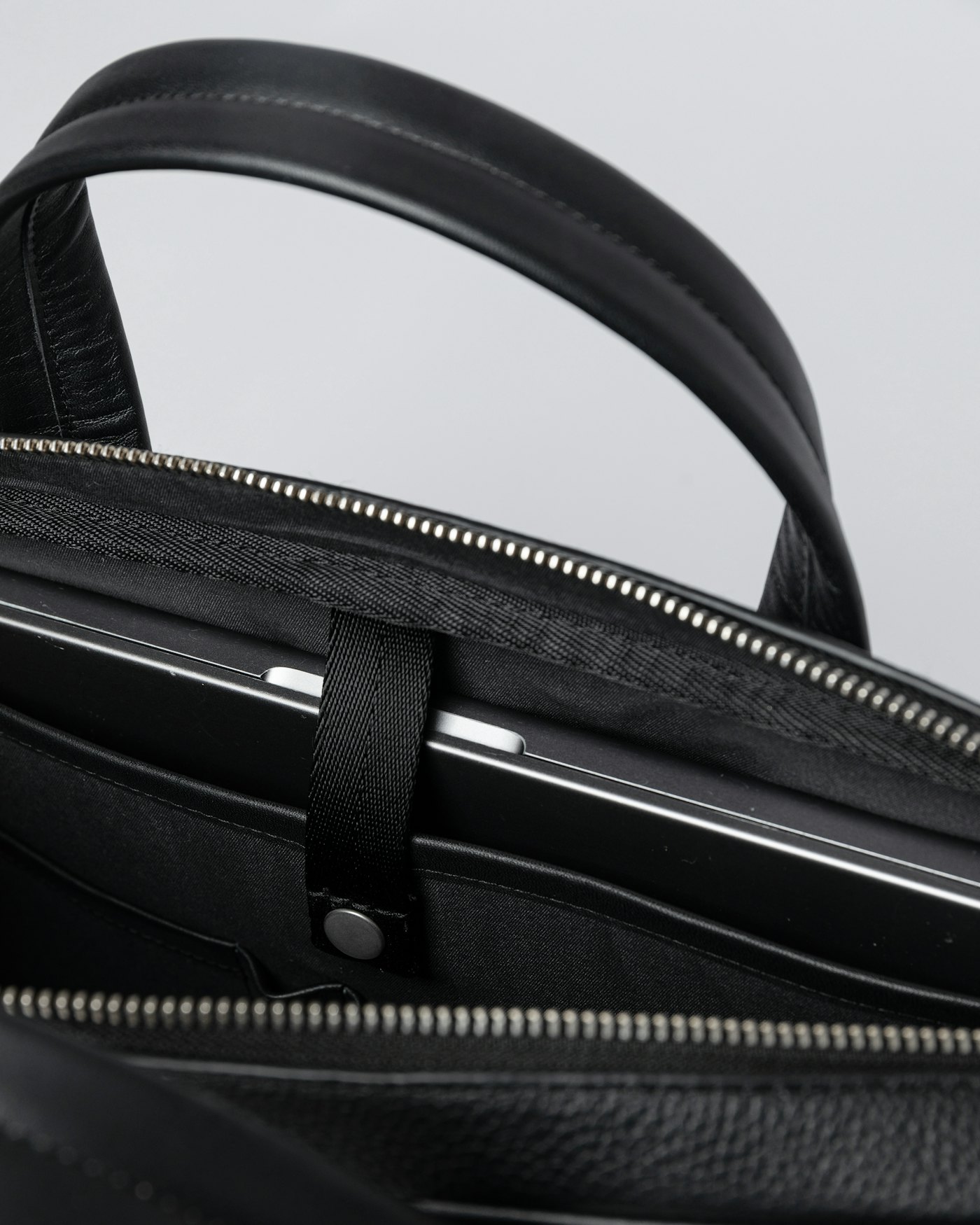 Leather briefcase ist farbig schwarz (4 oder 9)