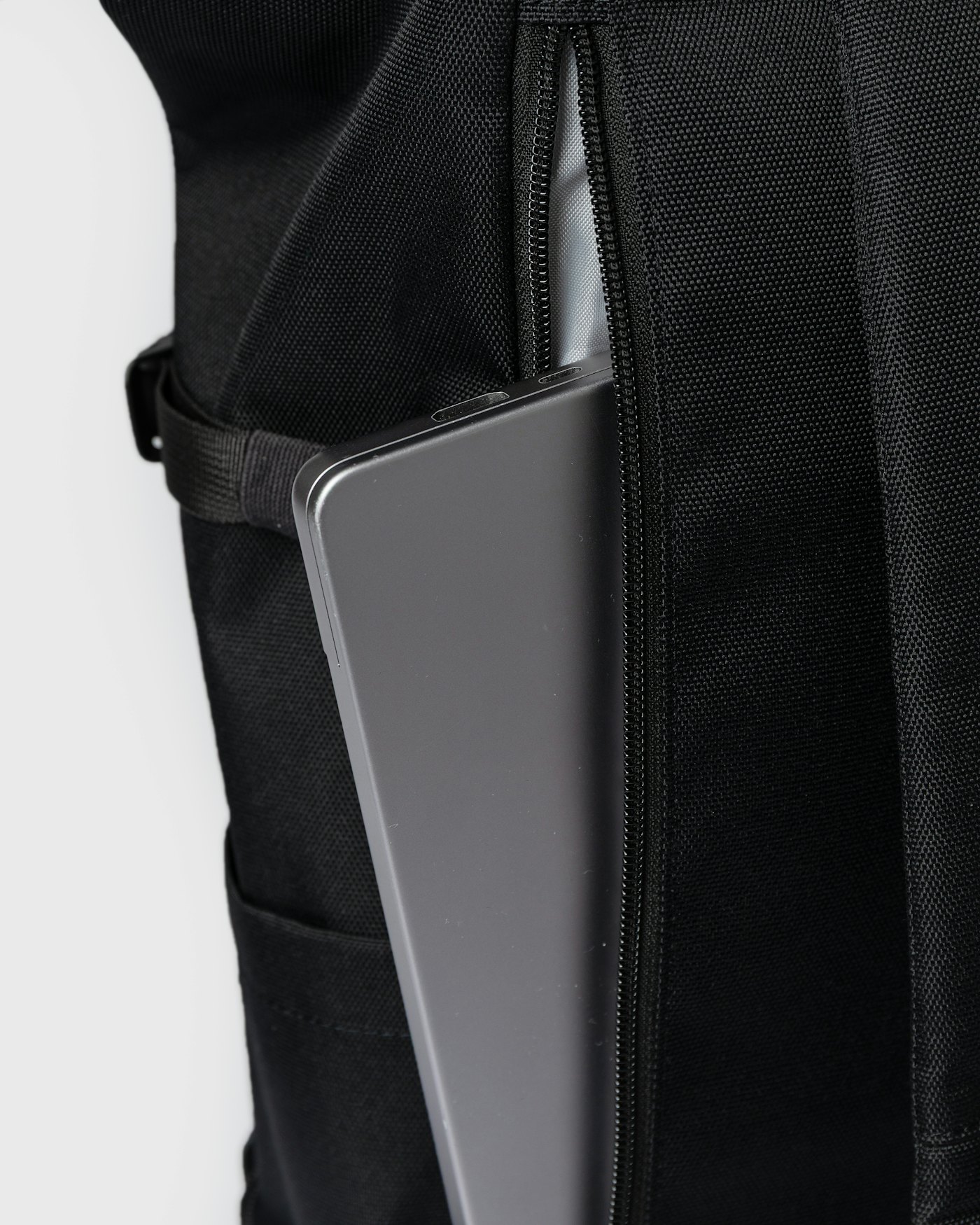 ICON Rolltop Backpack L är i färgen svart (5 av 12)