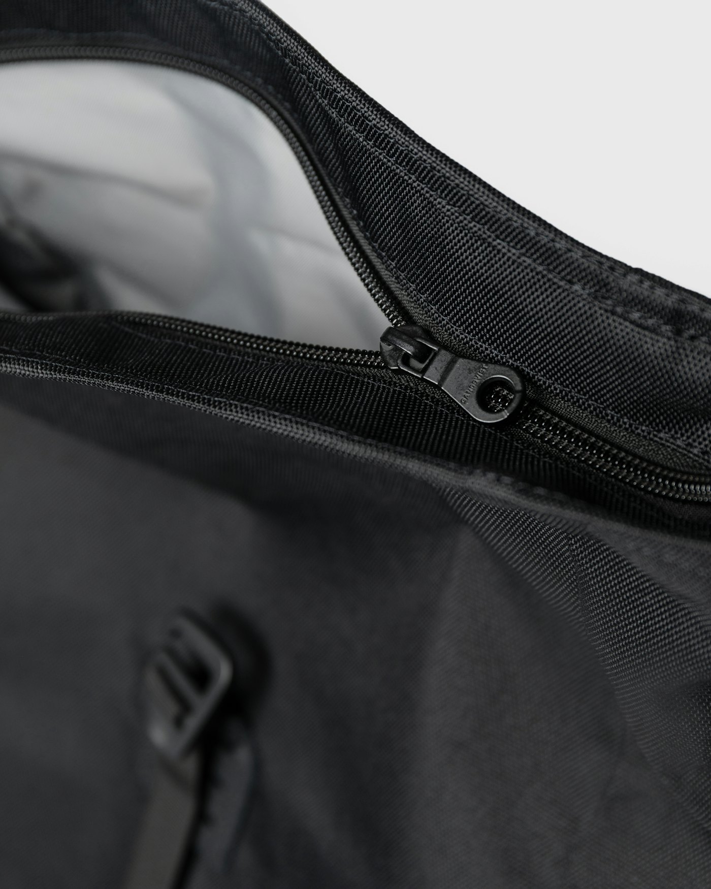 ICON Rolltop Backpack L är i färgen svart (7 av 12)