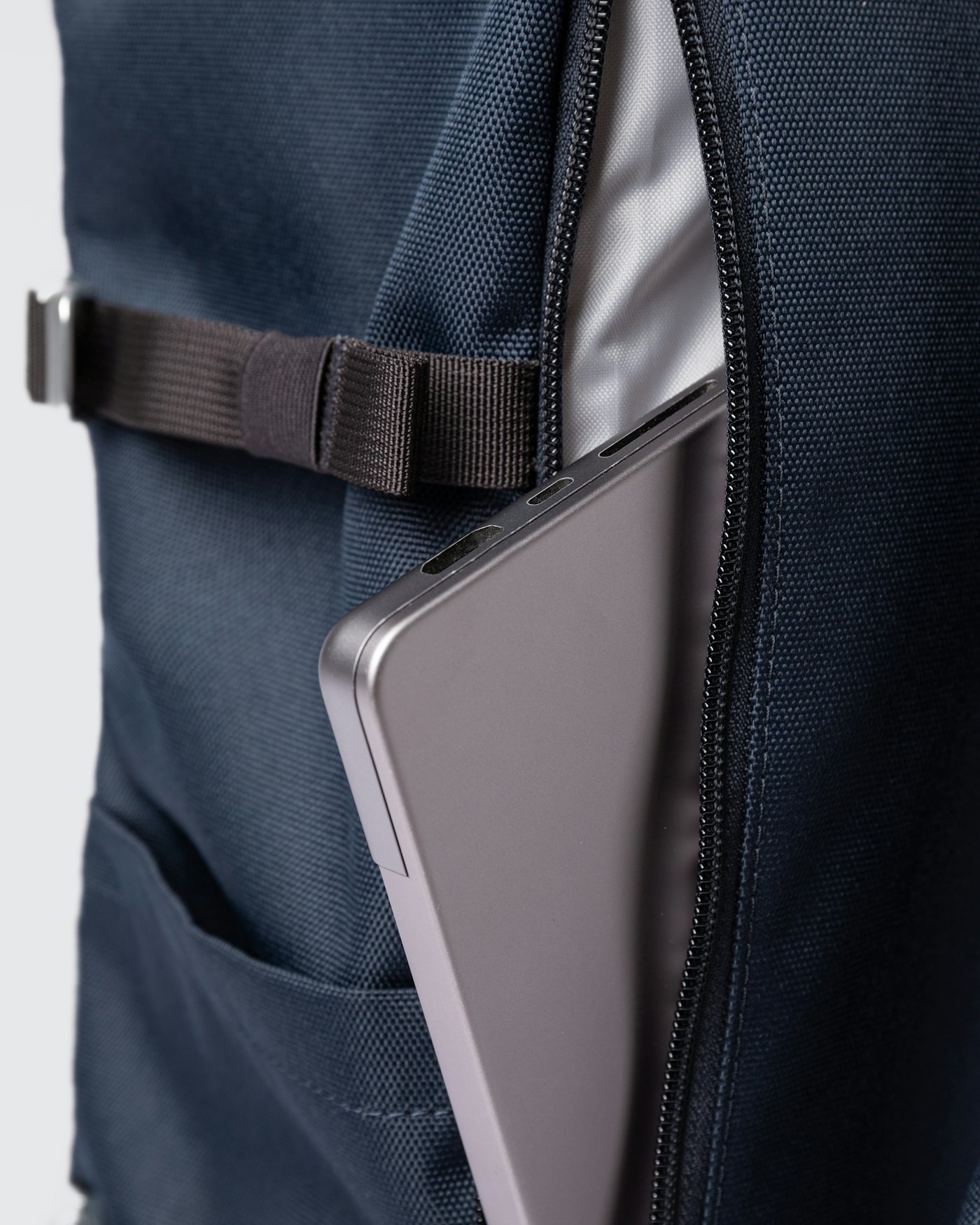 ICON Rolltop Backpack L är i färgen navy (4 av 9)