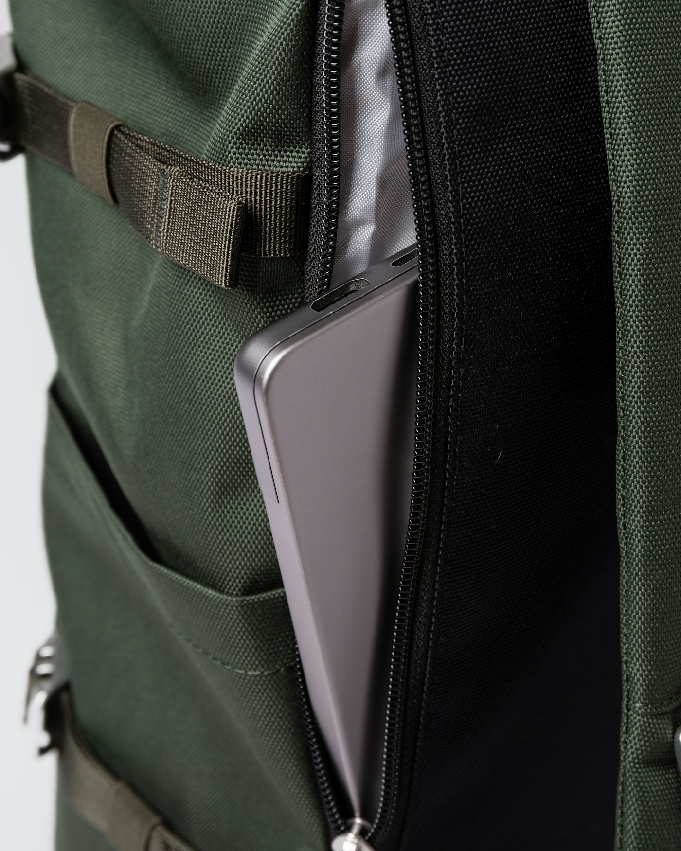 ICON Rolltop Backpack L is in color dawn green (4 of 9)
