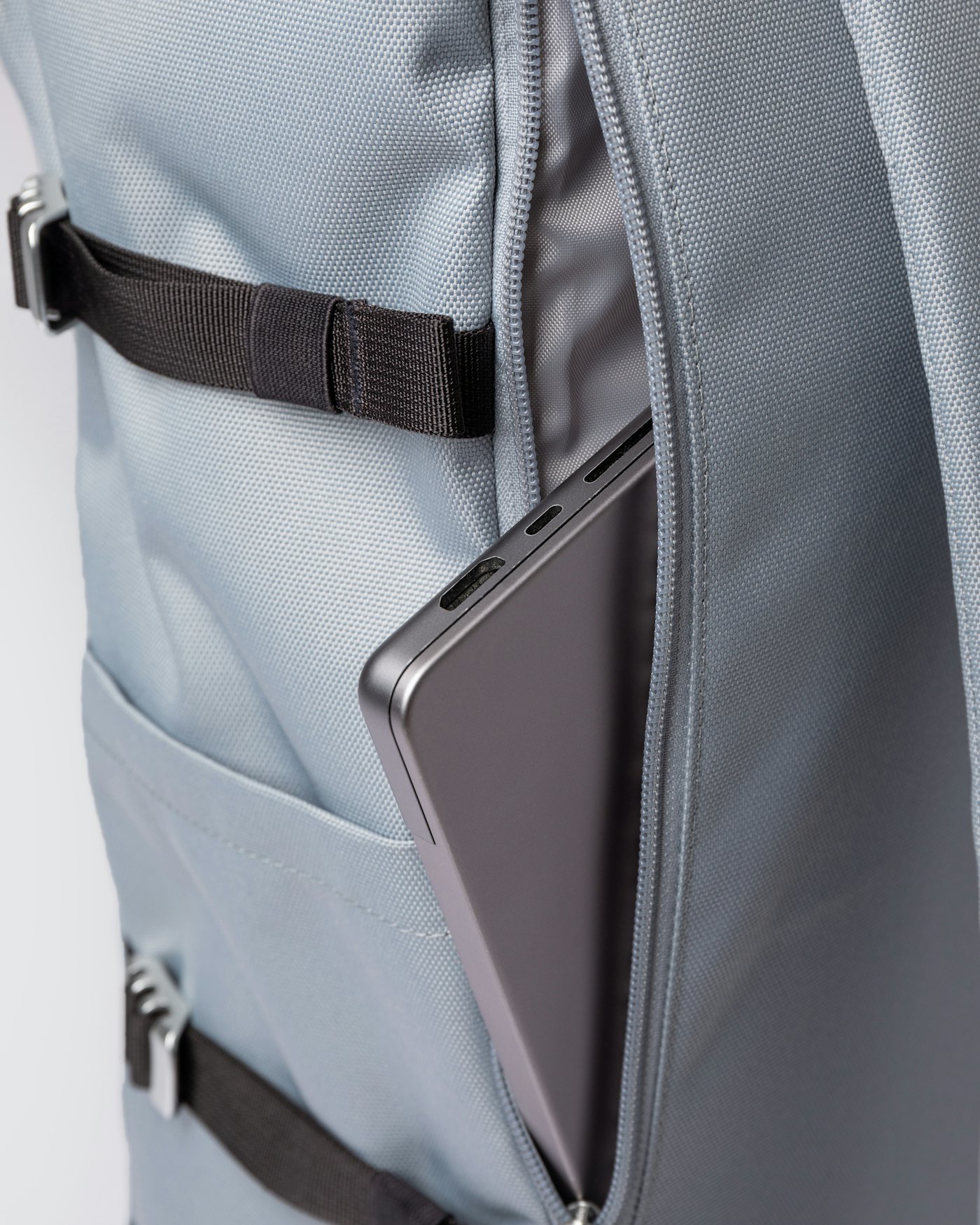 ICON Rolltop backpack L är i färgen ice blue (5 av 6)