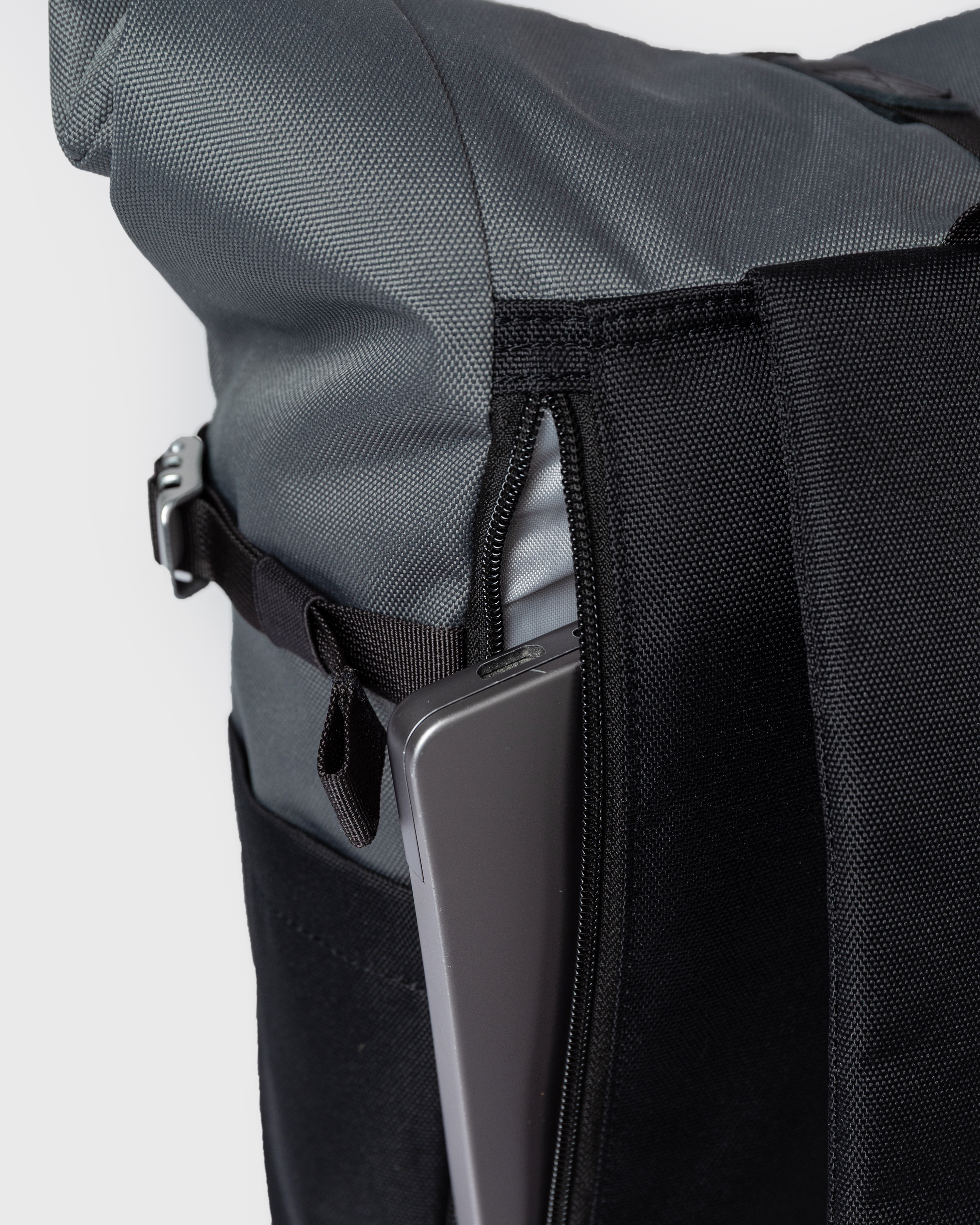 ICON Rolltop backpack M is in color multi dark (5 of 8)