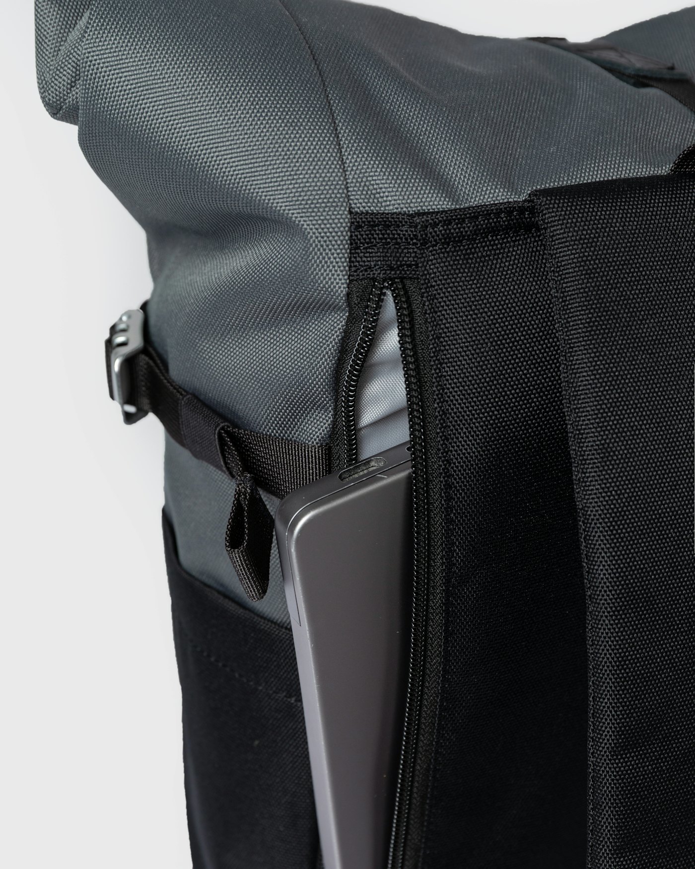 ICON Rolltop backpack M est en couleur multi dark (5 de 8)
