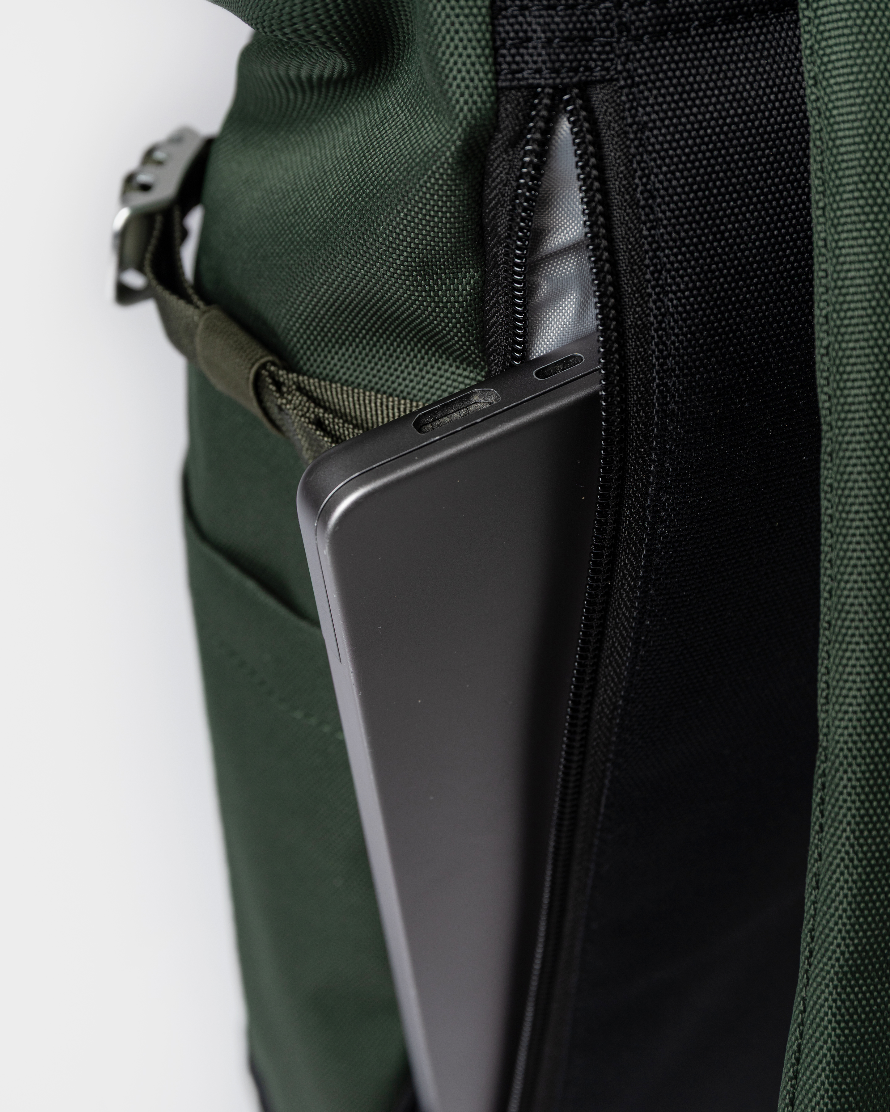 ICON Rolltop Backpack M is in color dawn green (4 of 10)