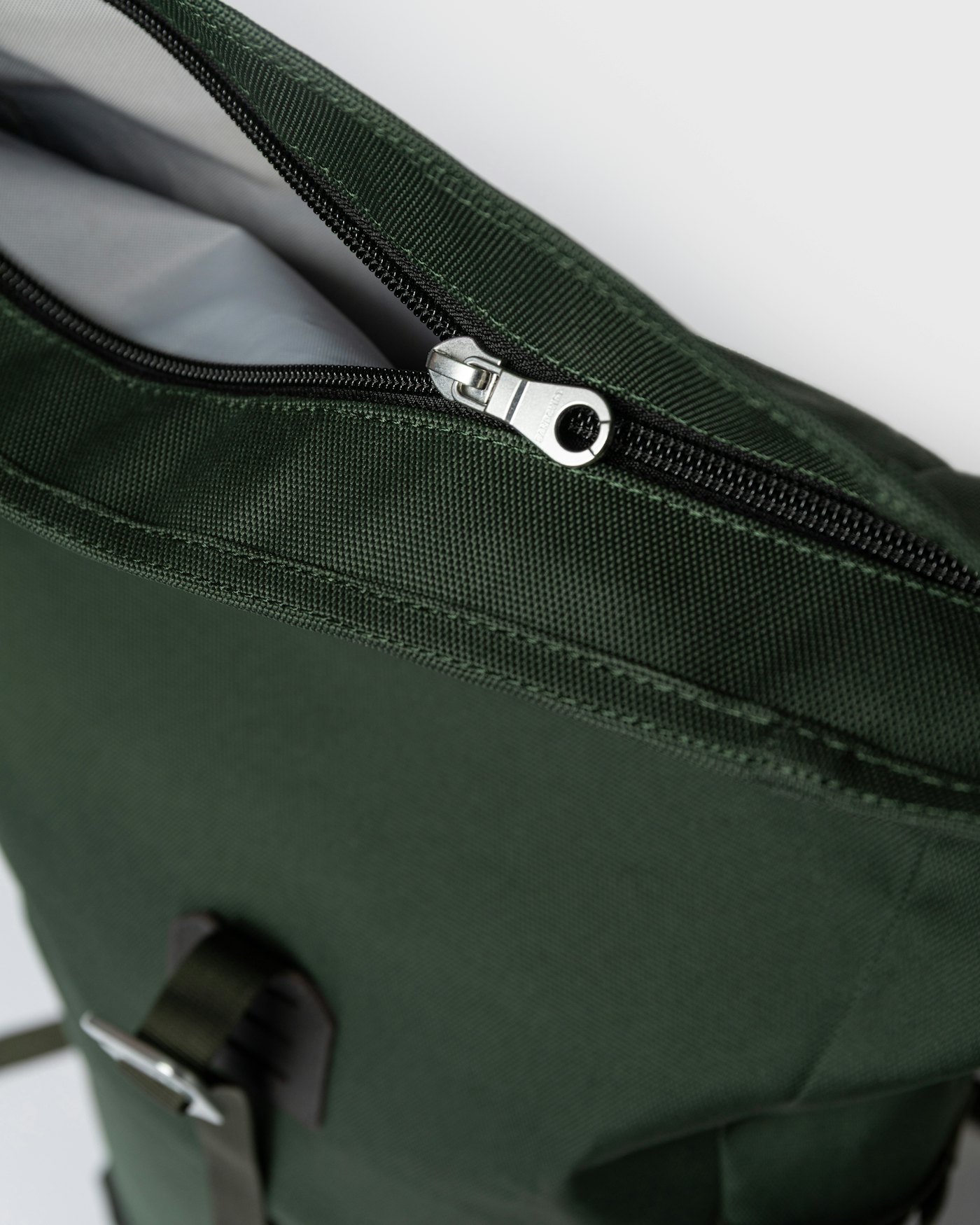 ICON Rolltop Backpack M is in color dawn green (5 of 10)