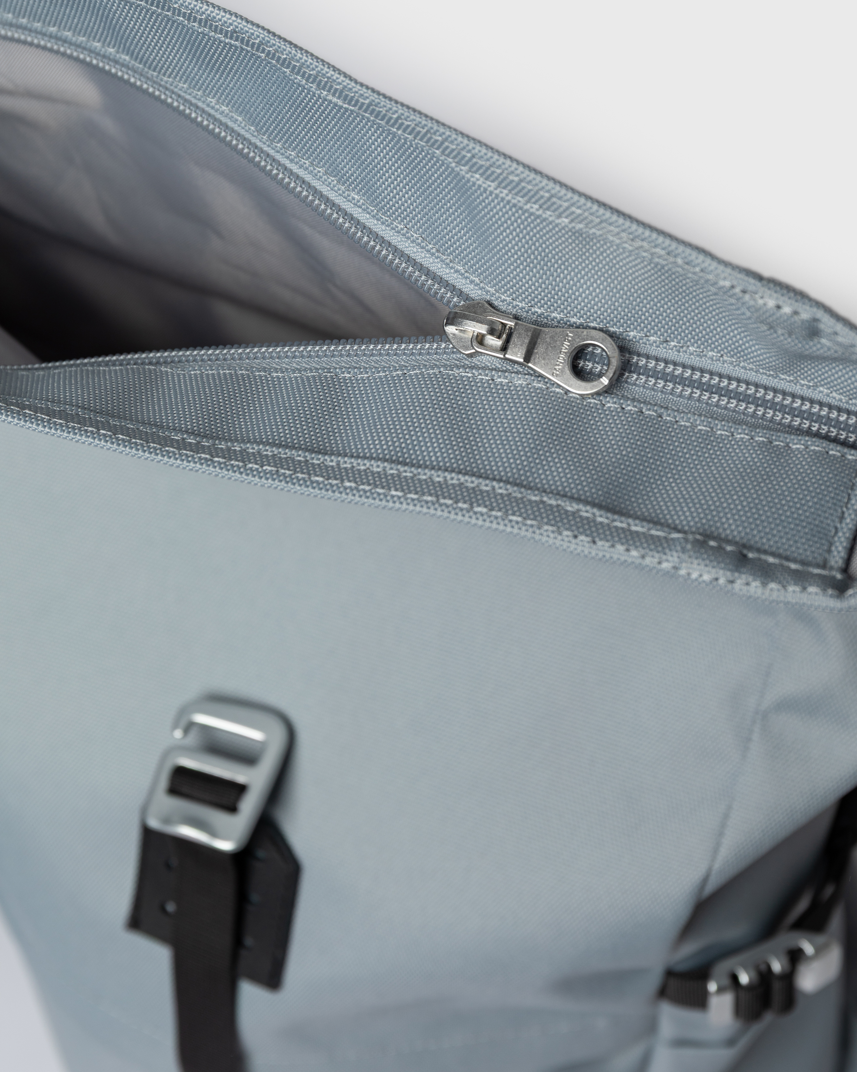 ICON Rolltop backpack M är i färgen ice blue (7 av 7)