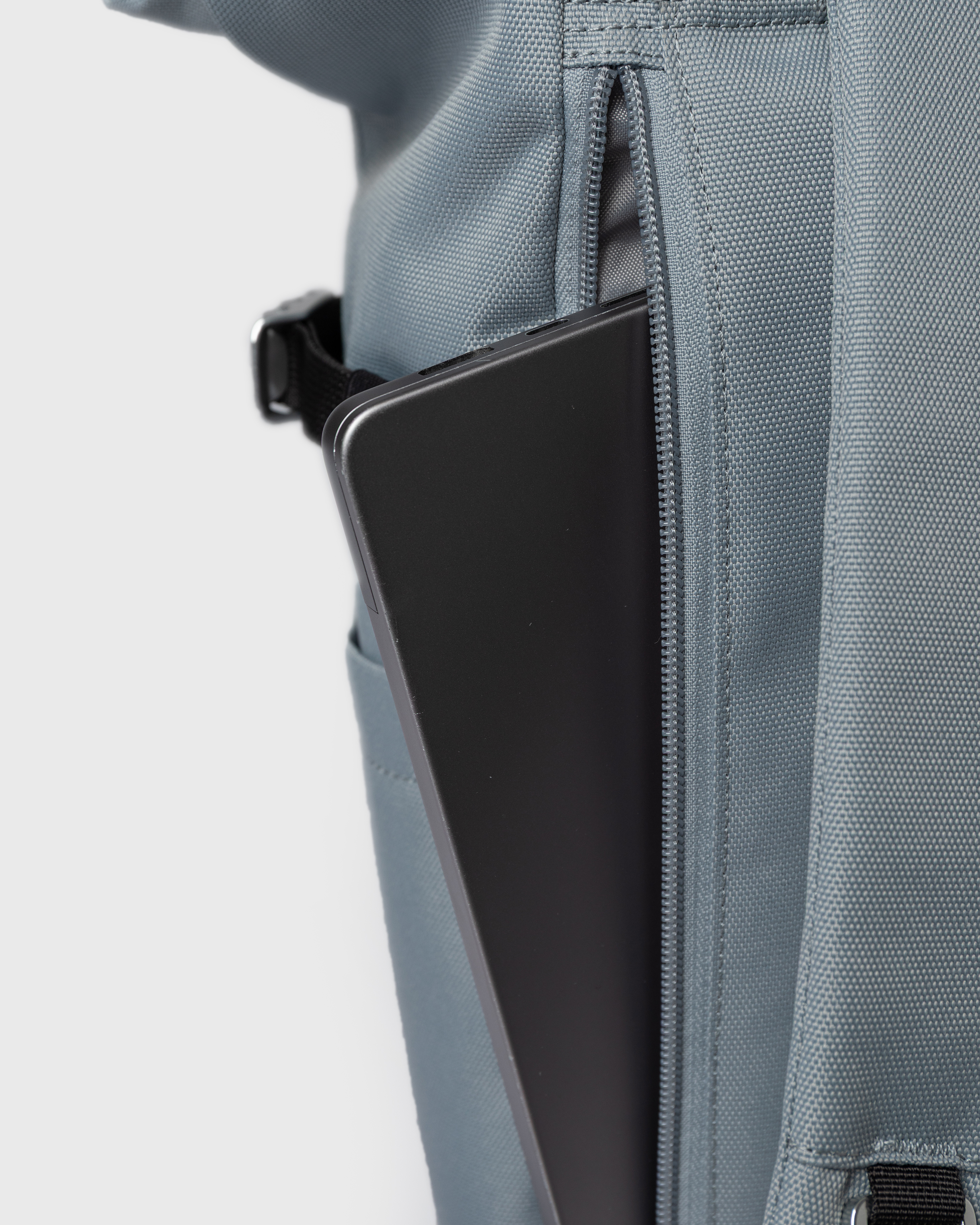 ICON Rolltop backpack M är i färgen ice blue (6 av 7)