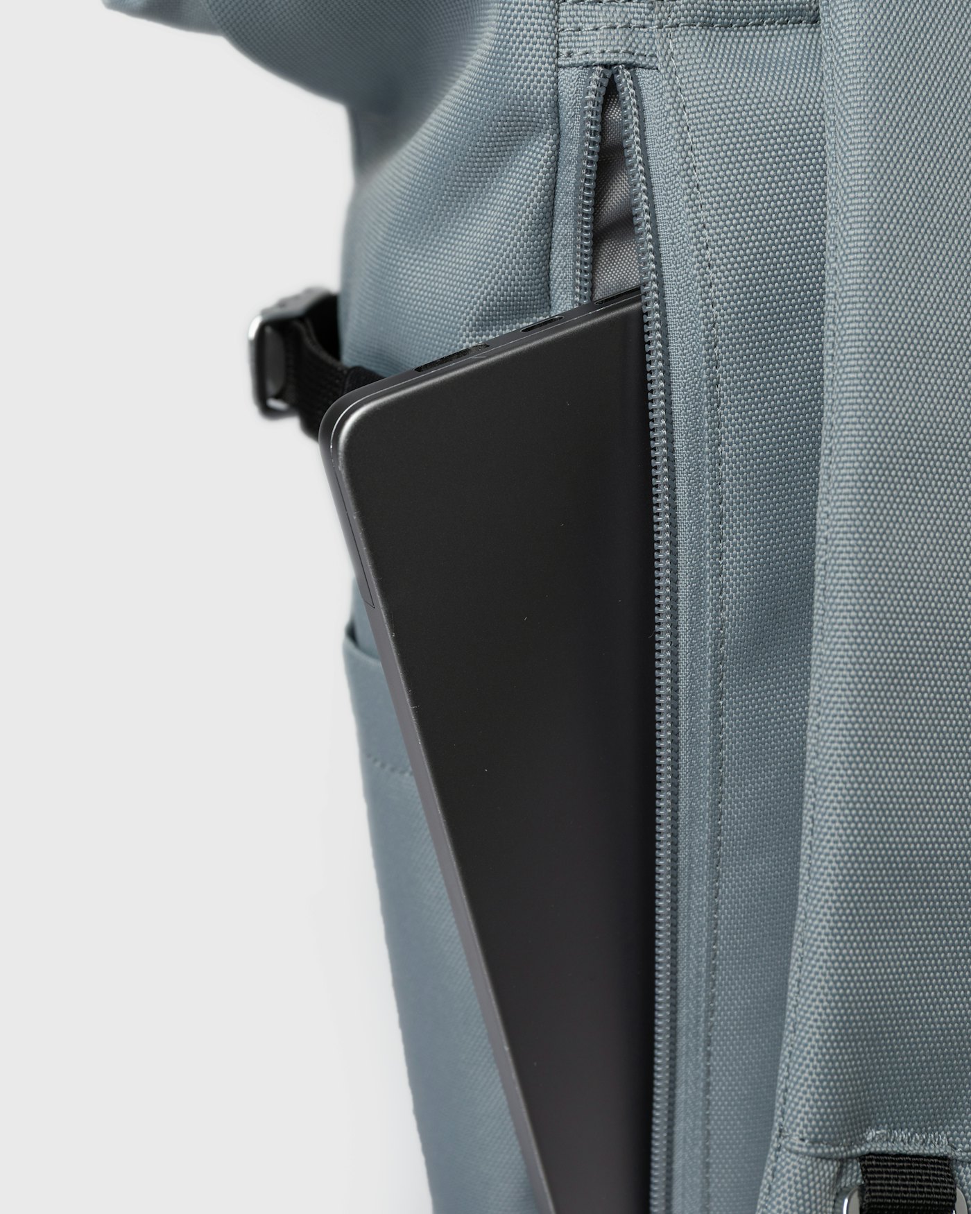 ICON Rolltop backpack M est en couleur ice blue (6 de 7)