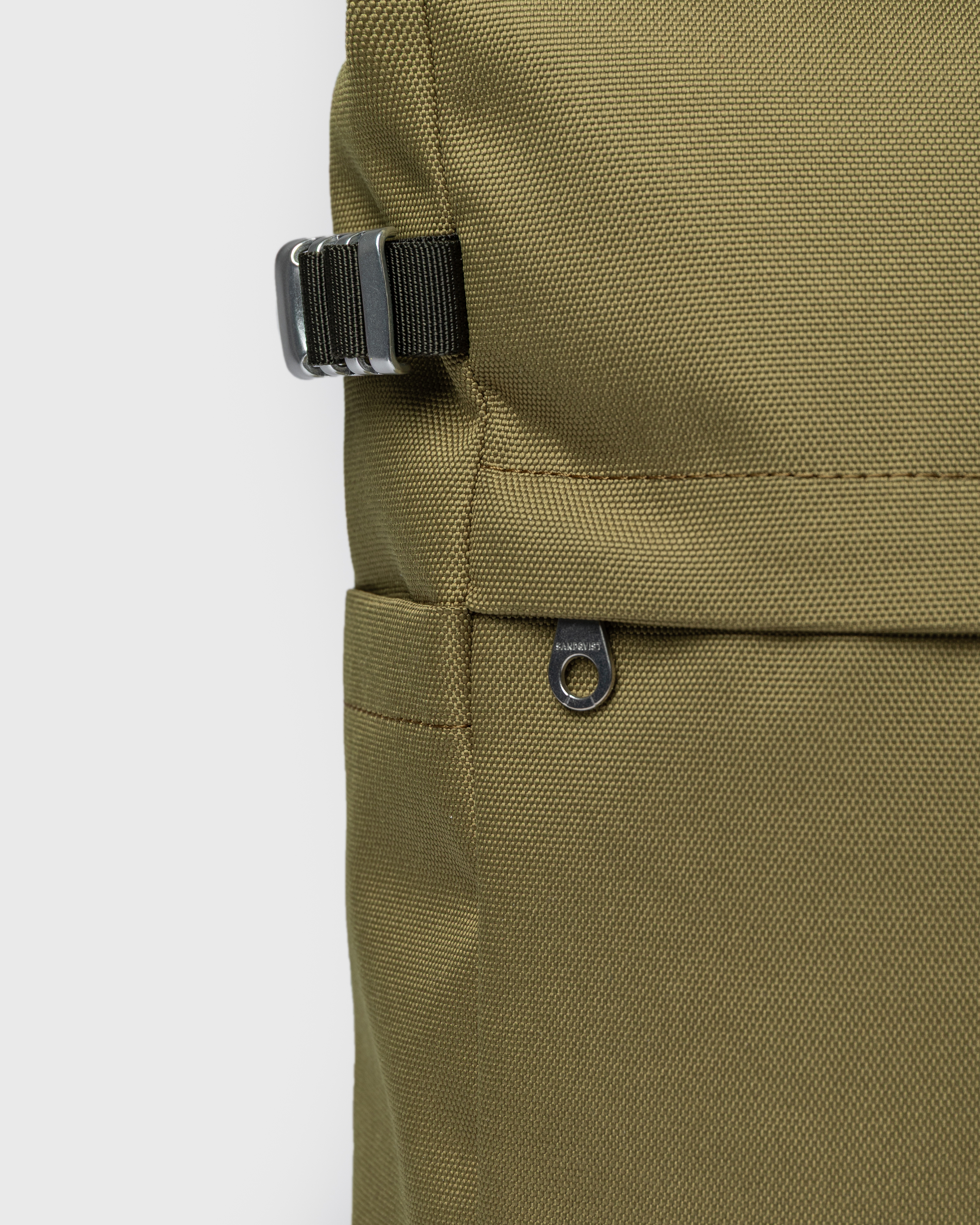 ICON Rolltop backpack M is in color olive drab (5 of 7)