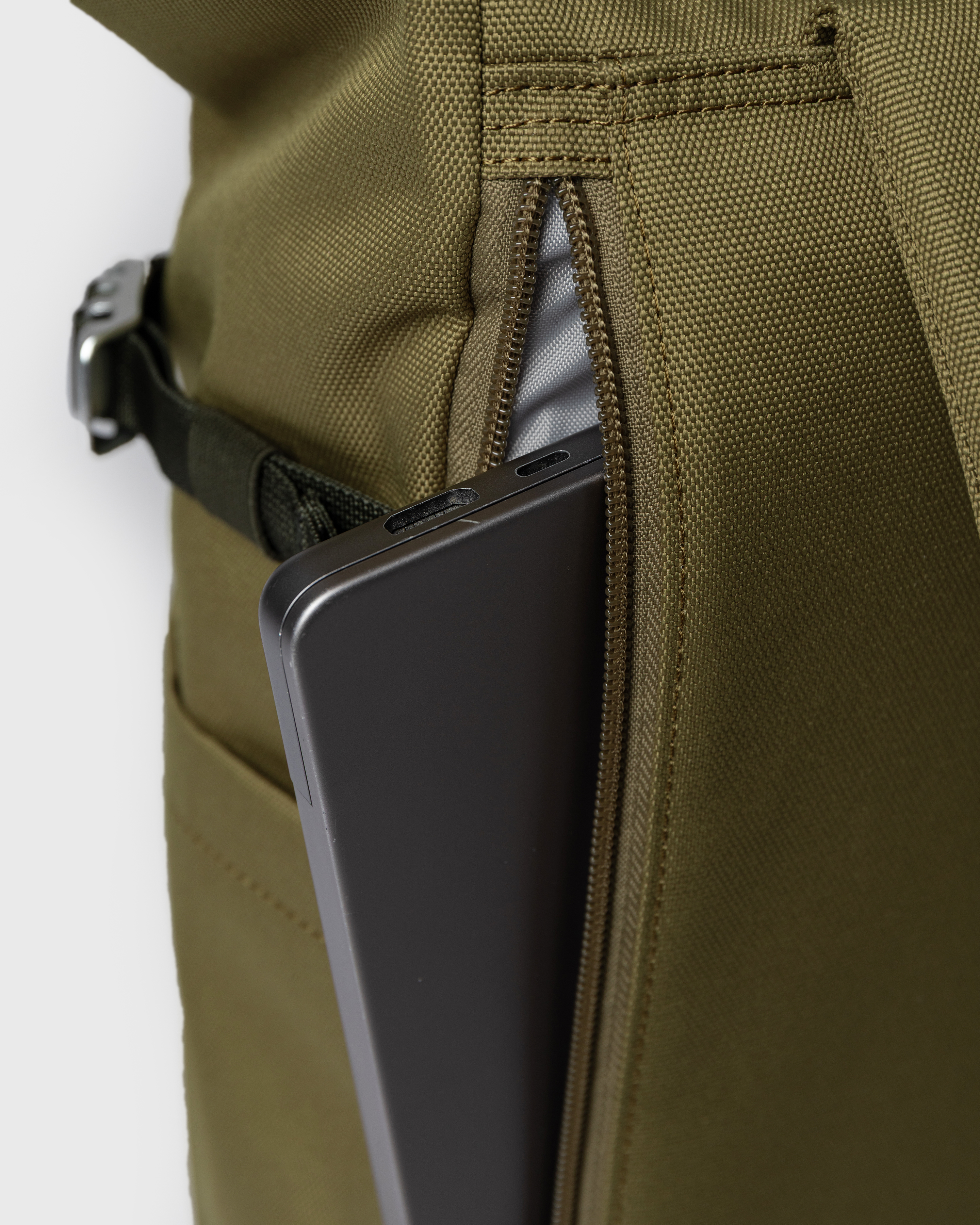 ICON Rolltop backpack M is in color olive drab (6 of 7)