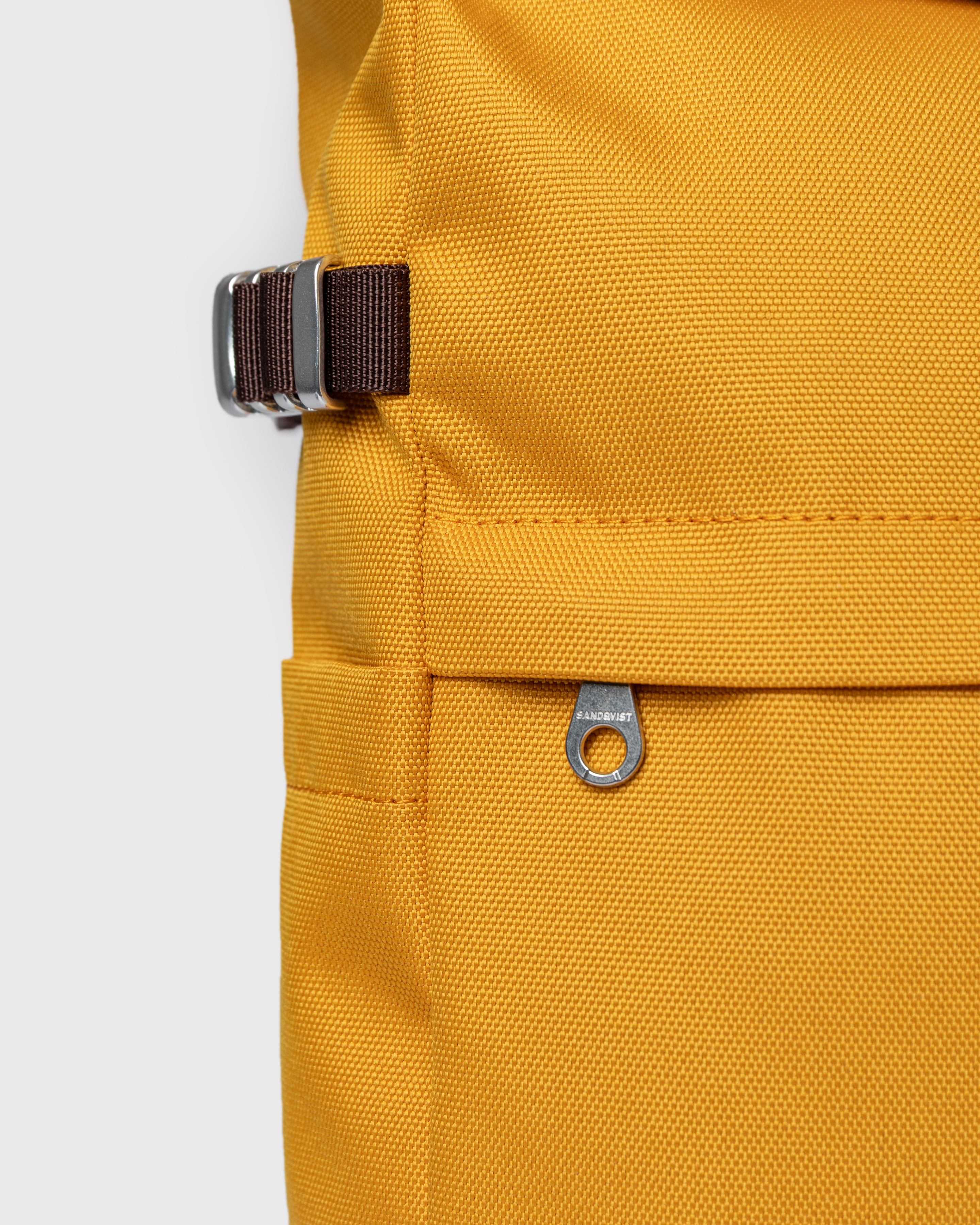 ICON Rolltop backpack M är i färgen golden yellow (6 av 8)