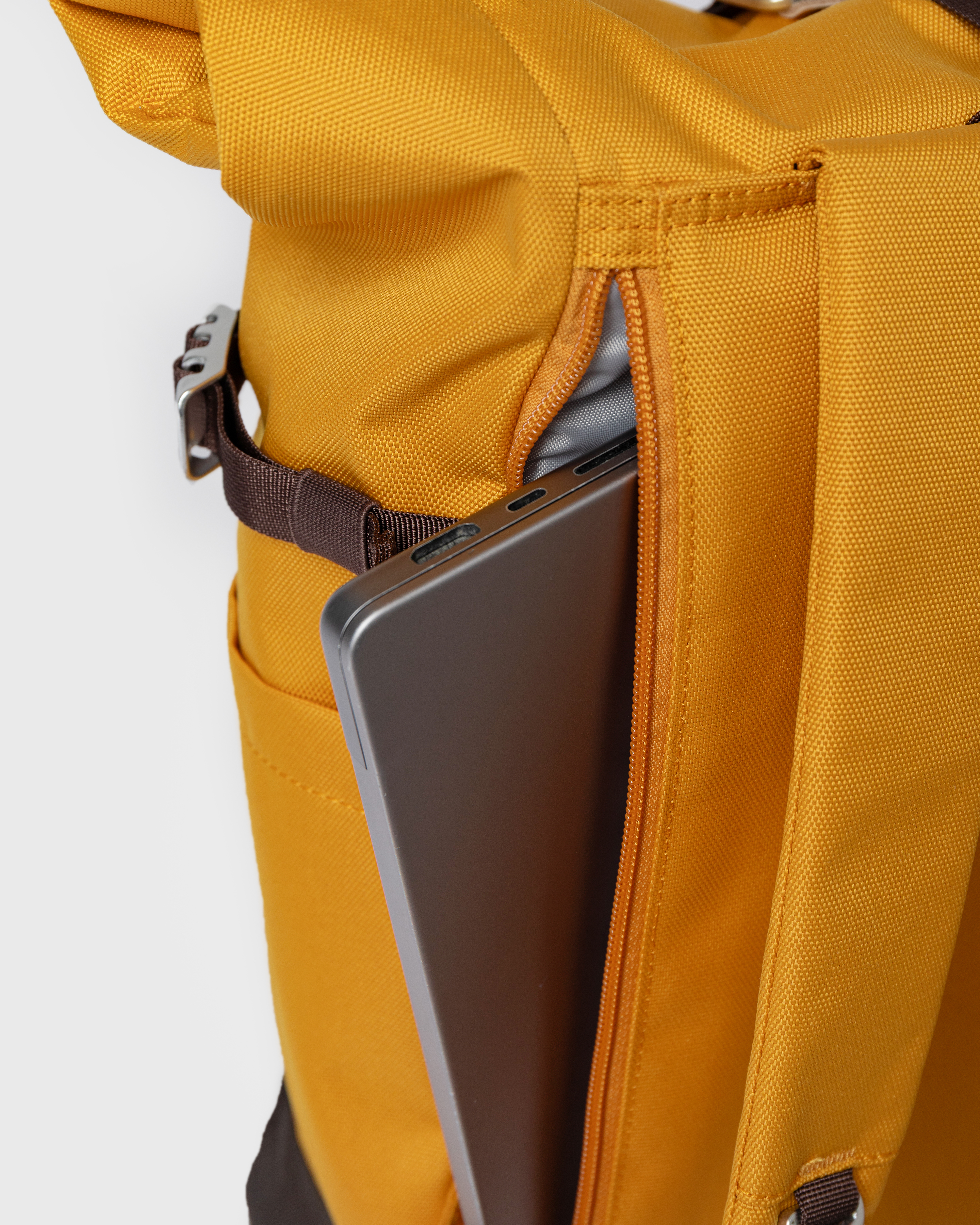 ICON Rolltop backpack M är i färgen golden yellow (5 av 8)