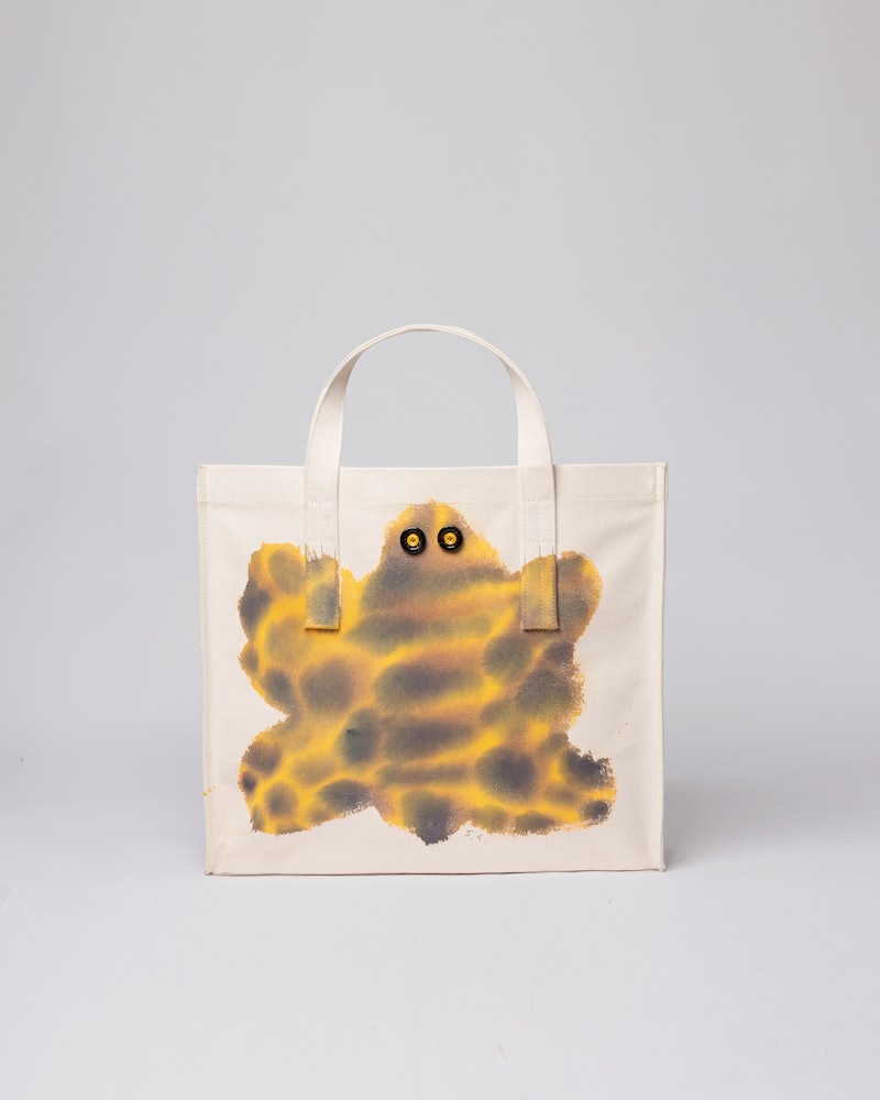 Siri Carlén Tote M 2 belongs to the category Shop and is in color bee 2