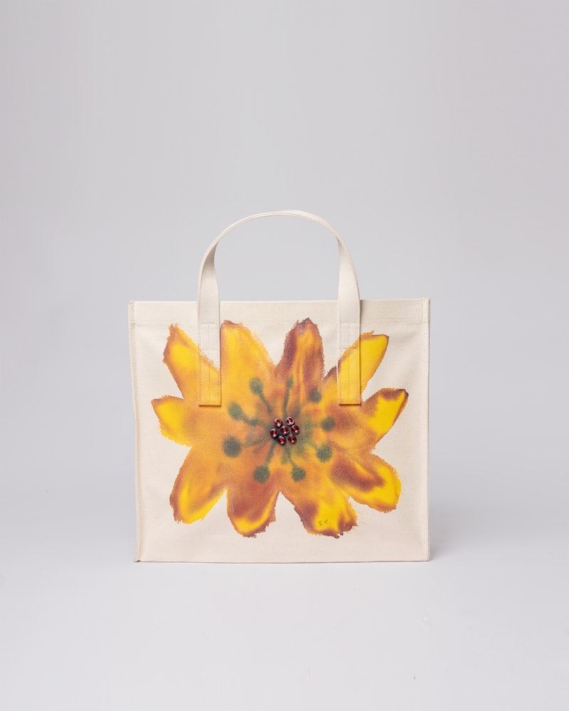 Siri Carlén Tote M 6 belongs to the category Shop and is in color flower 6