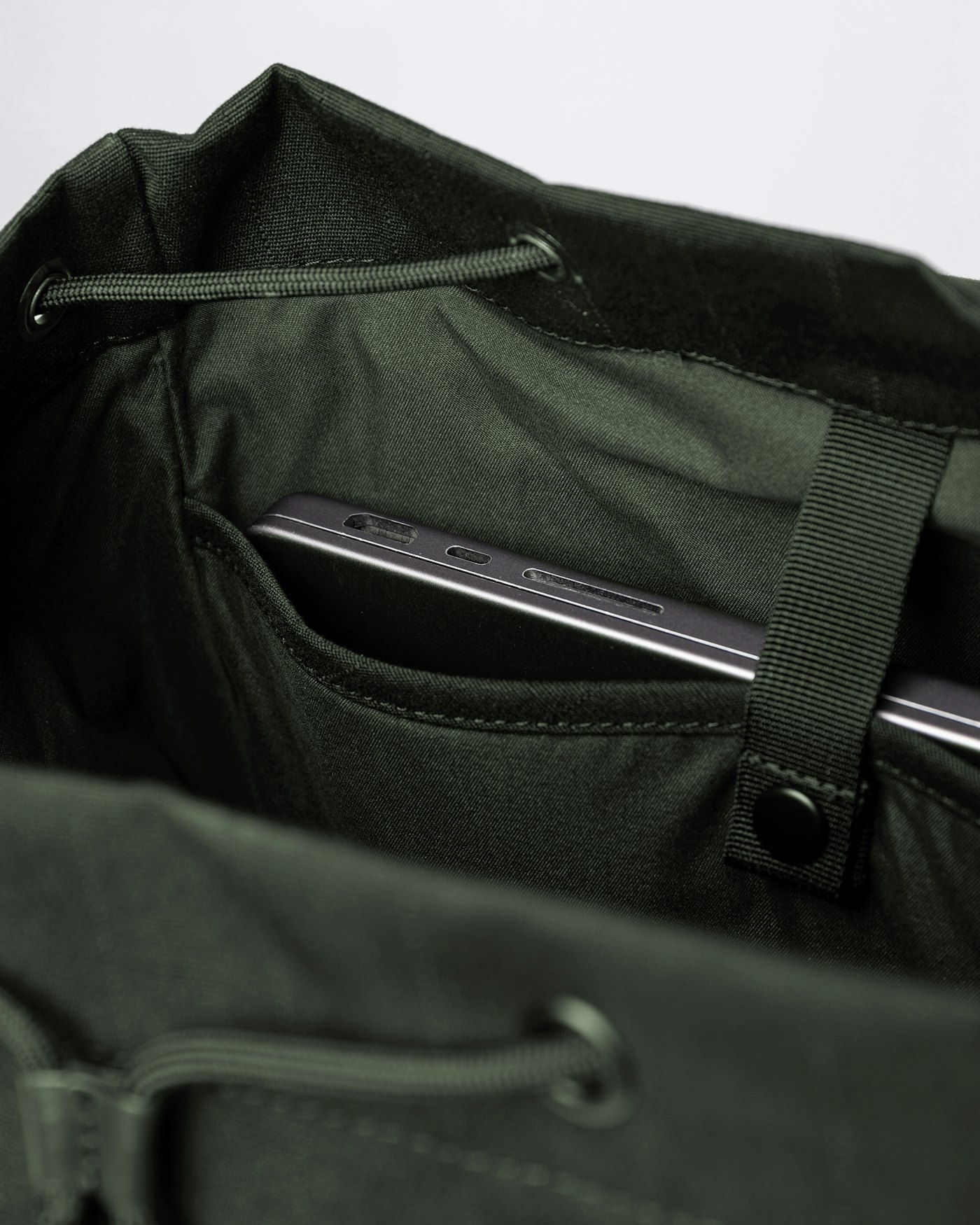 Everyday rucksack is in color dark green (5 of 5)