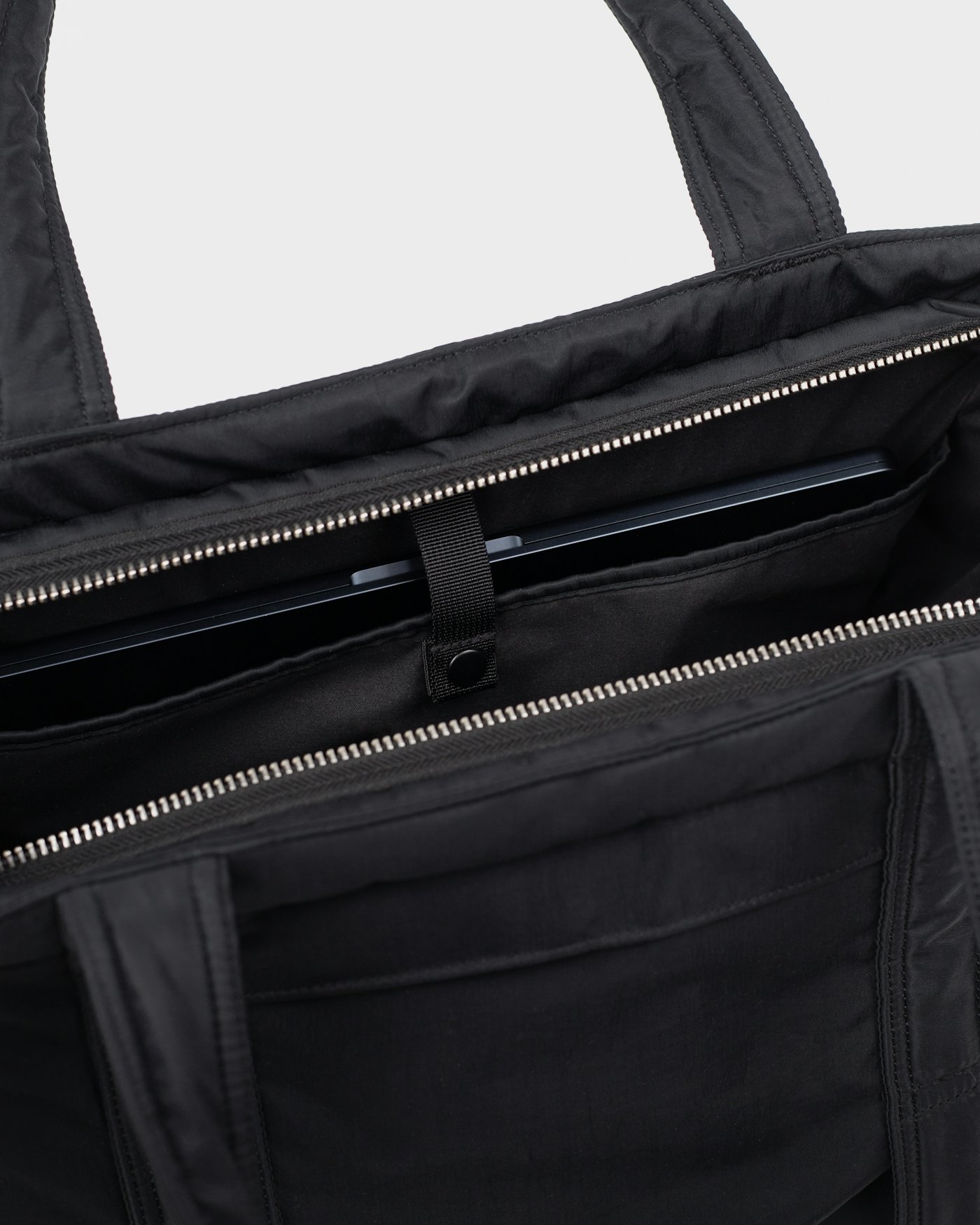 CURVE Tote Bag ist farbig schwarz (5 oder 14)
