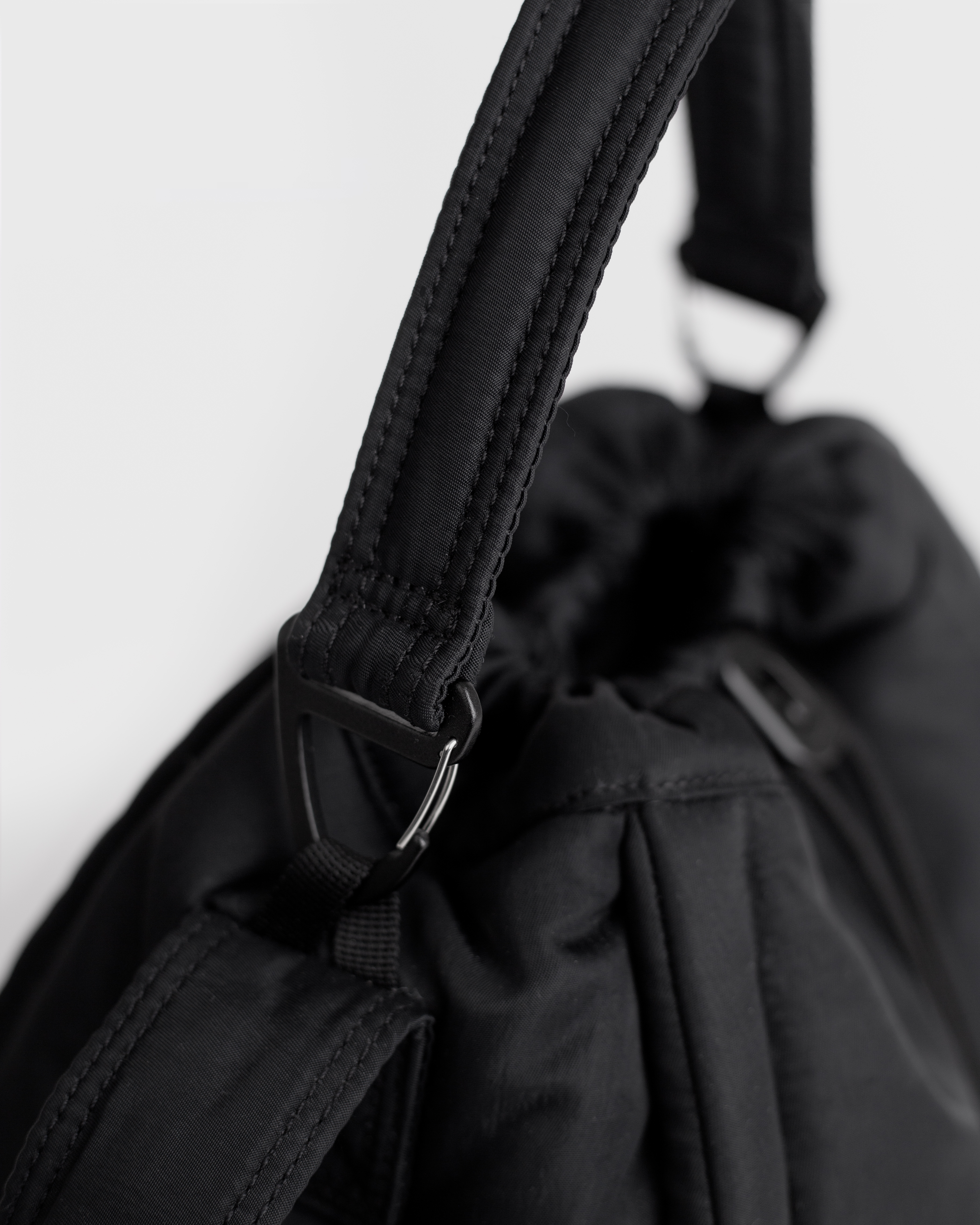 CURVE Bucket Bag is in color black (5 of 15)